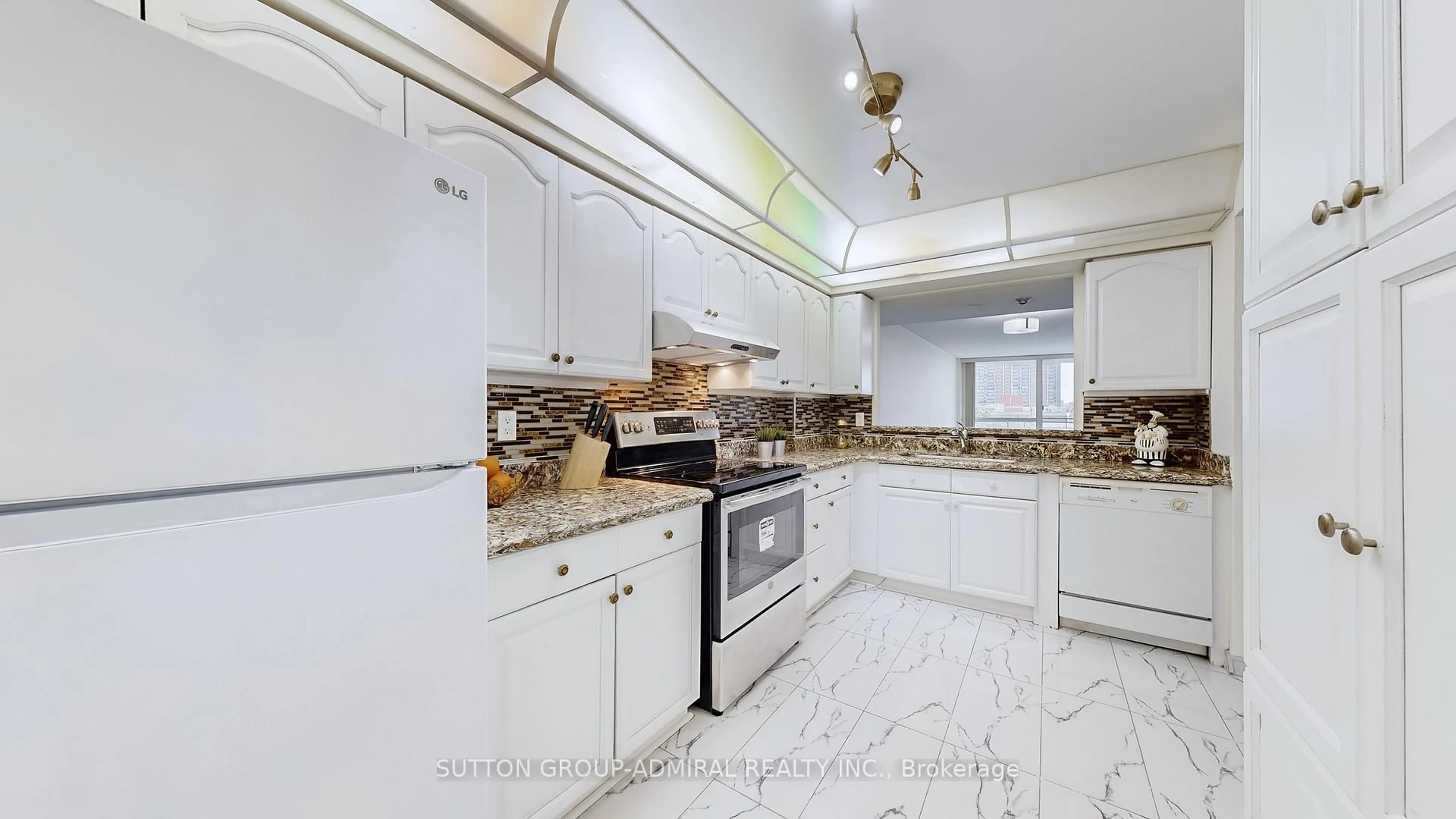 Open concept kitchen, ceramic/tile floor for 4727 Sheppard Ave #611, Toronto Ontario M1S 5B3