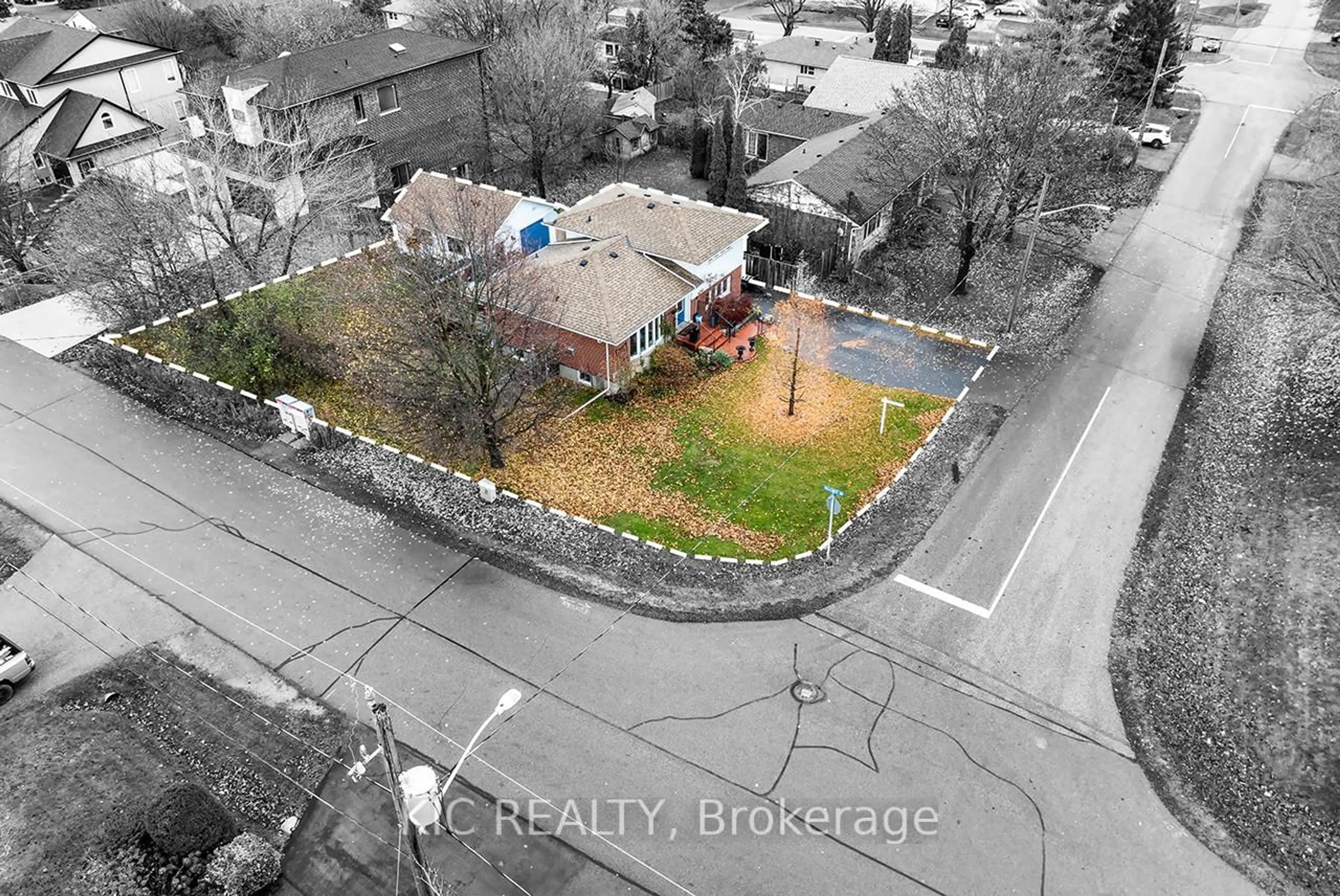 A pic from outside/outdoor area/front of a property/back of a property/a pic from drone, street for 612 Maple St, Whitby Ontario L1N 3A2