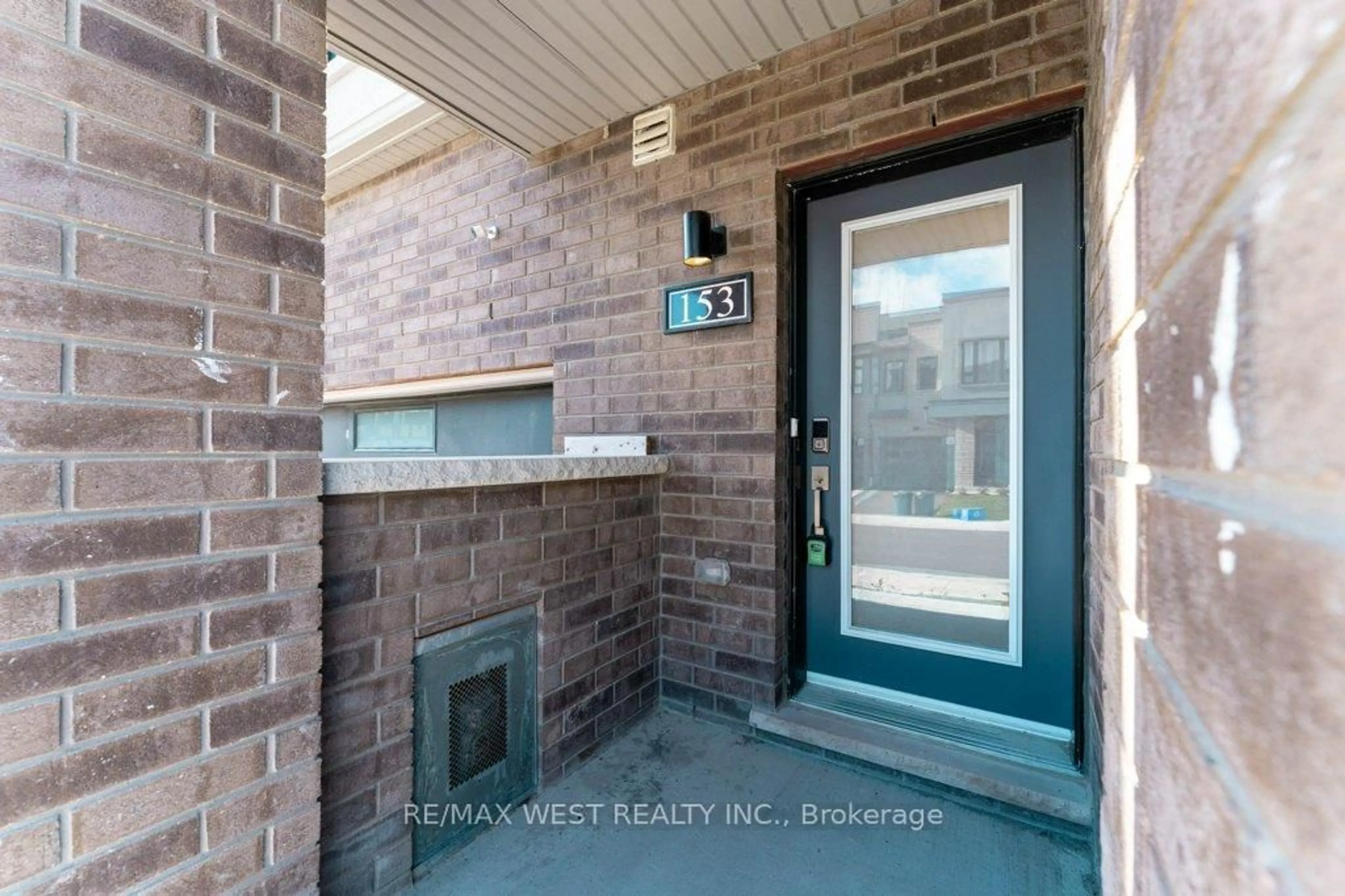 Indoor entryway for 153 Sailors Landing Dr, Clarington Ontario L1C 7G4