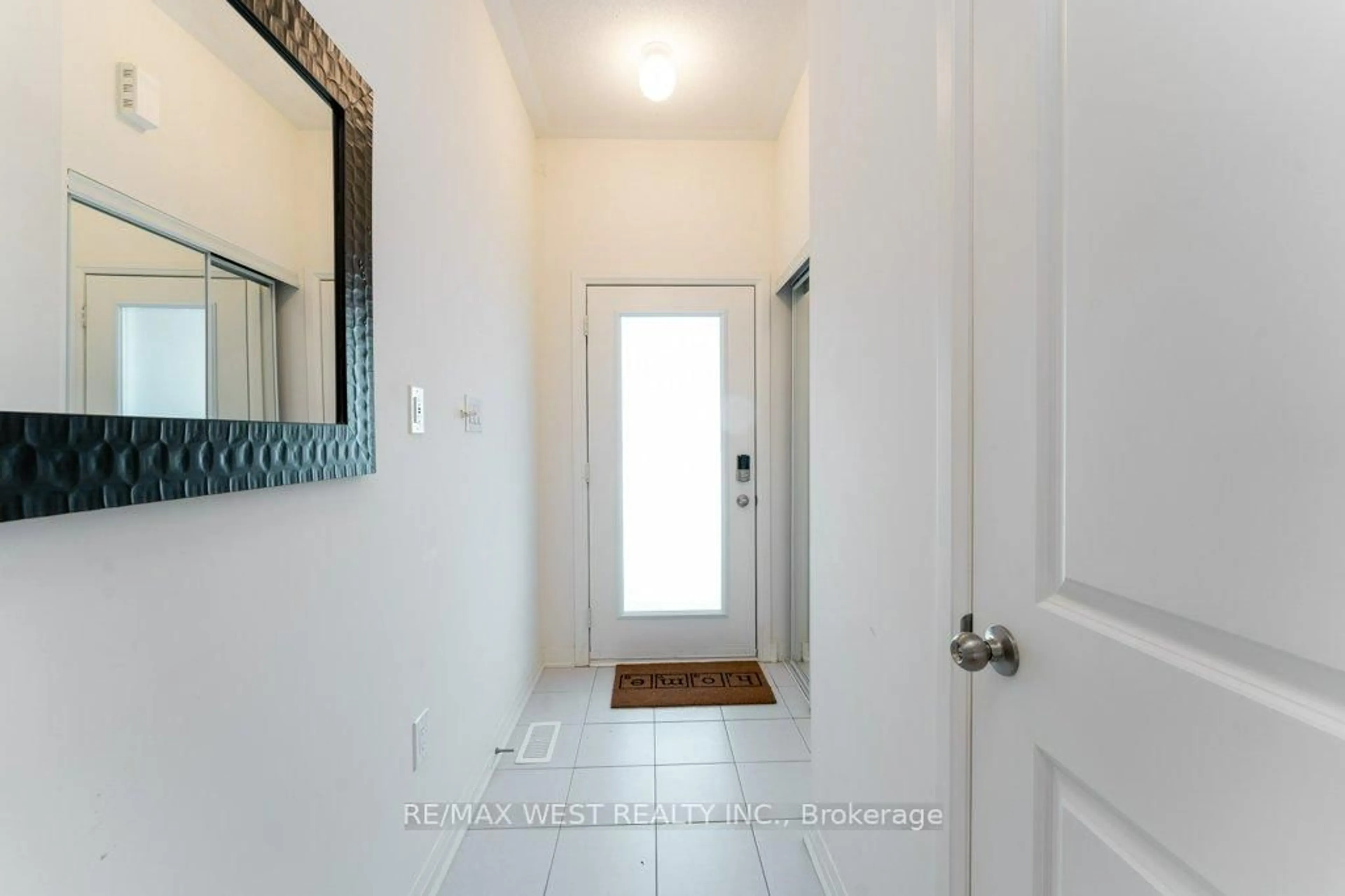 Indoor entryway for 153 Sailors Landing Dr, Clarington Ontario L1C 7G4