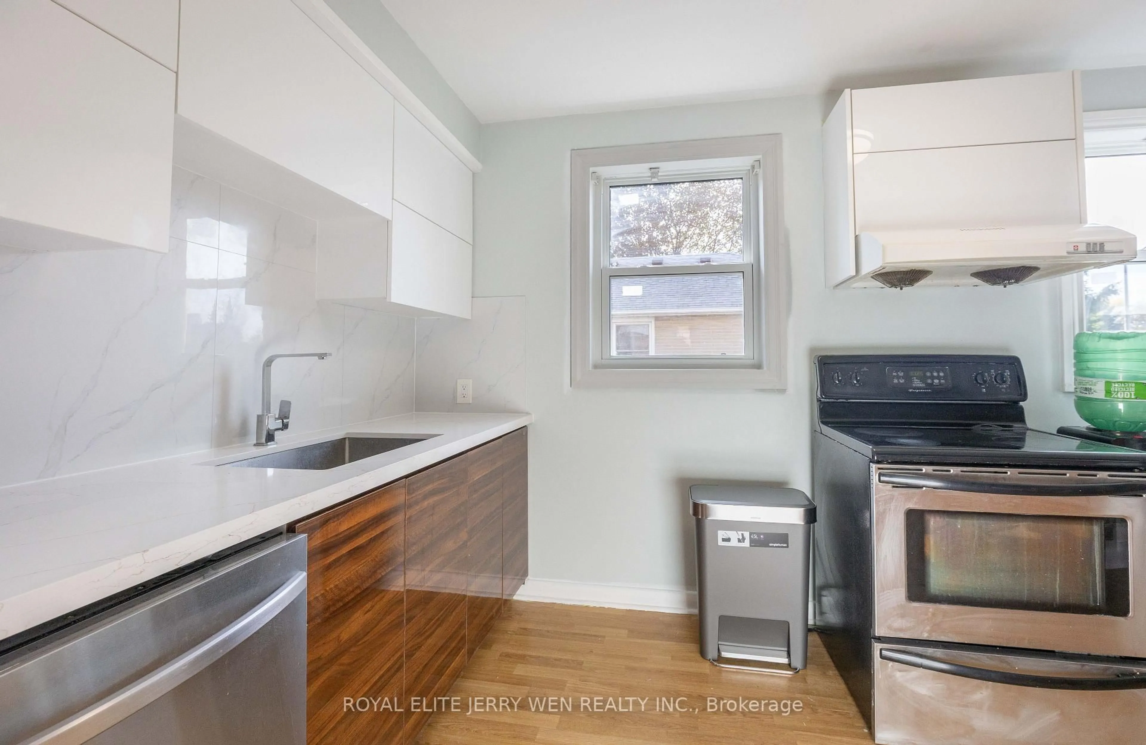 Standard kitchen, unknown for 22 Forest Rd, Ajax Ontario L1S 2N3