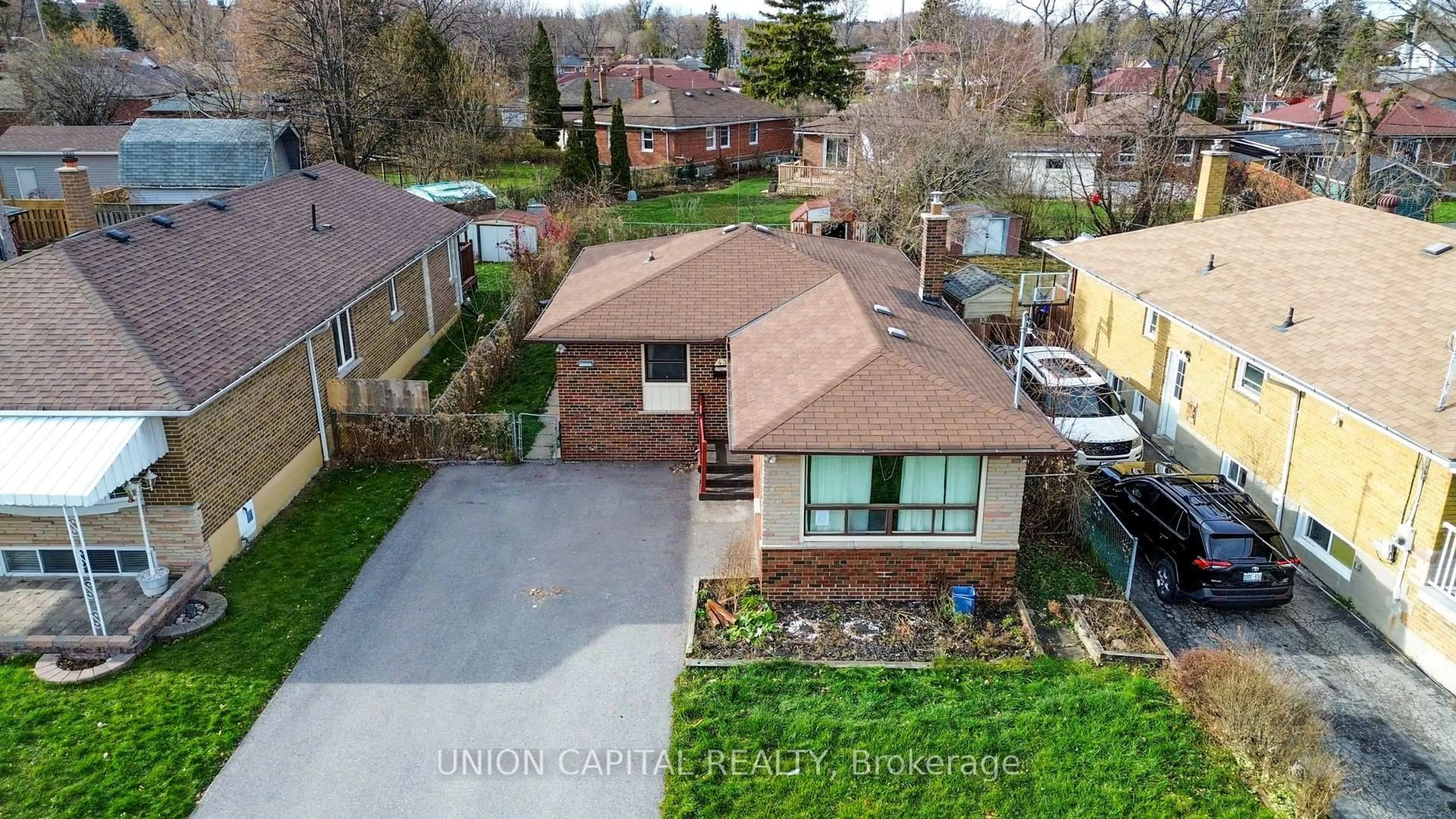 A pic from outside/outdoor area/front of a property/back of a property/a pic from drone, street for 43 Graylee Ave, Toronto Ontario M1J 1M7