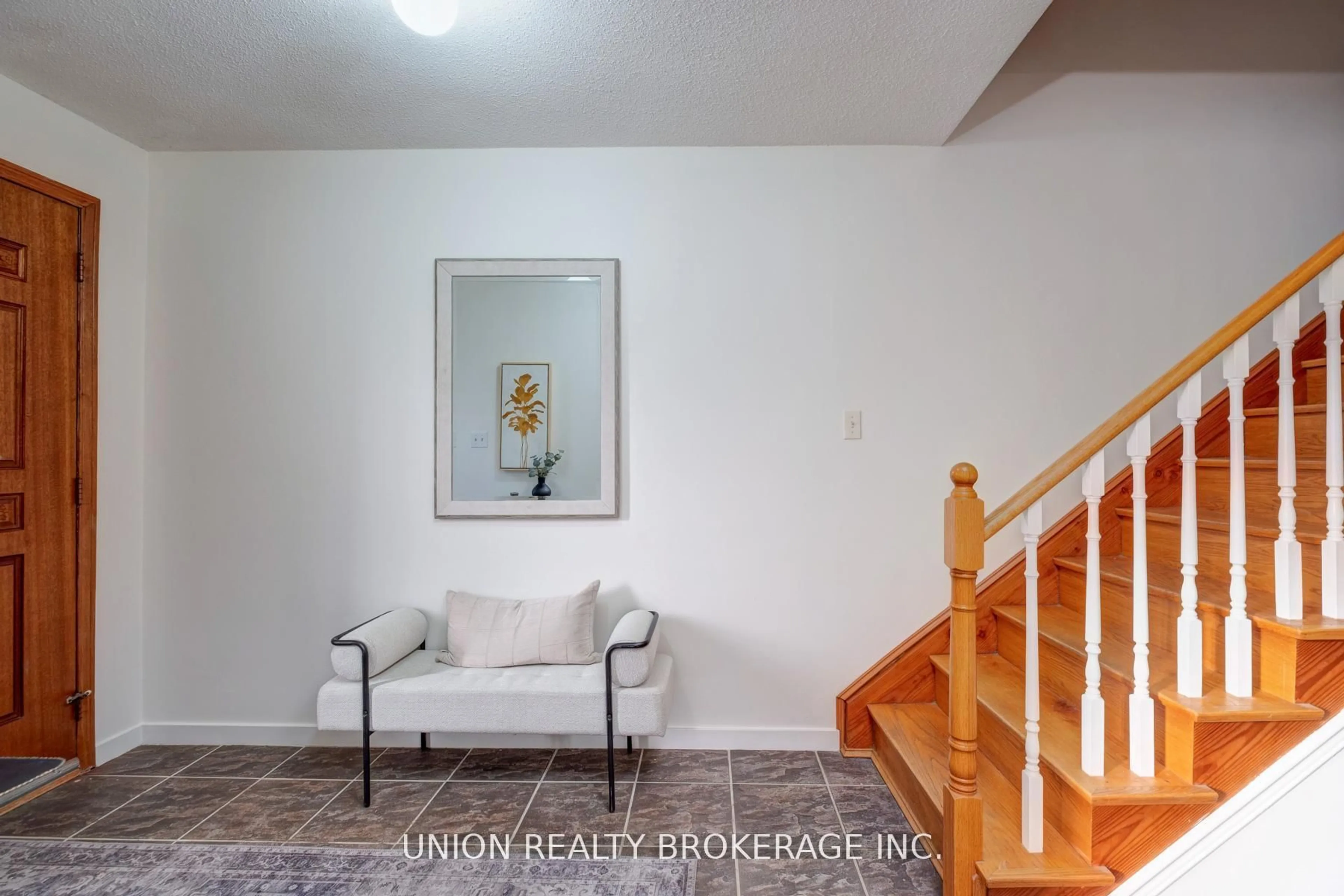 Indoor entryway for 19 Ashdale Ave, Toronto Ontario M4L 2Y6