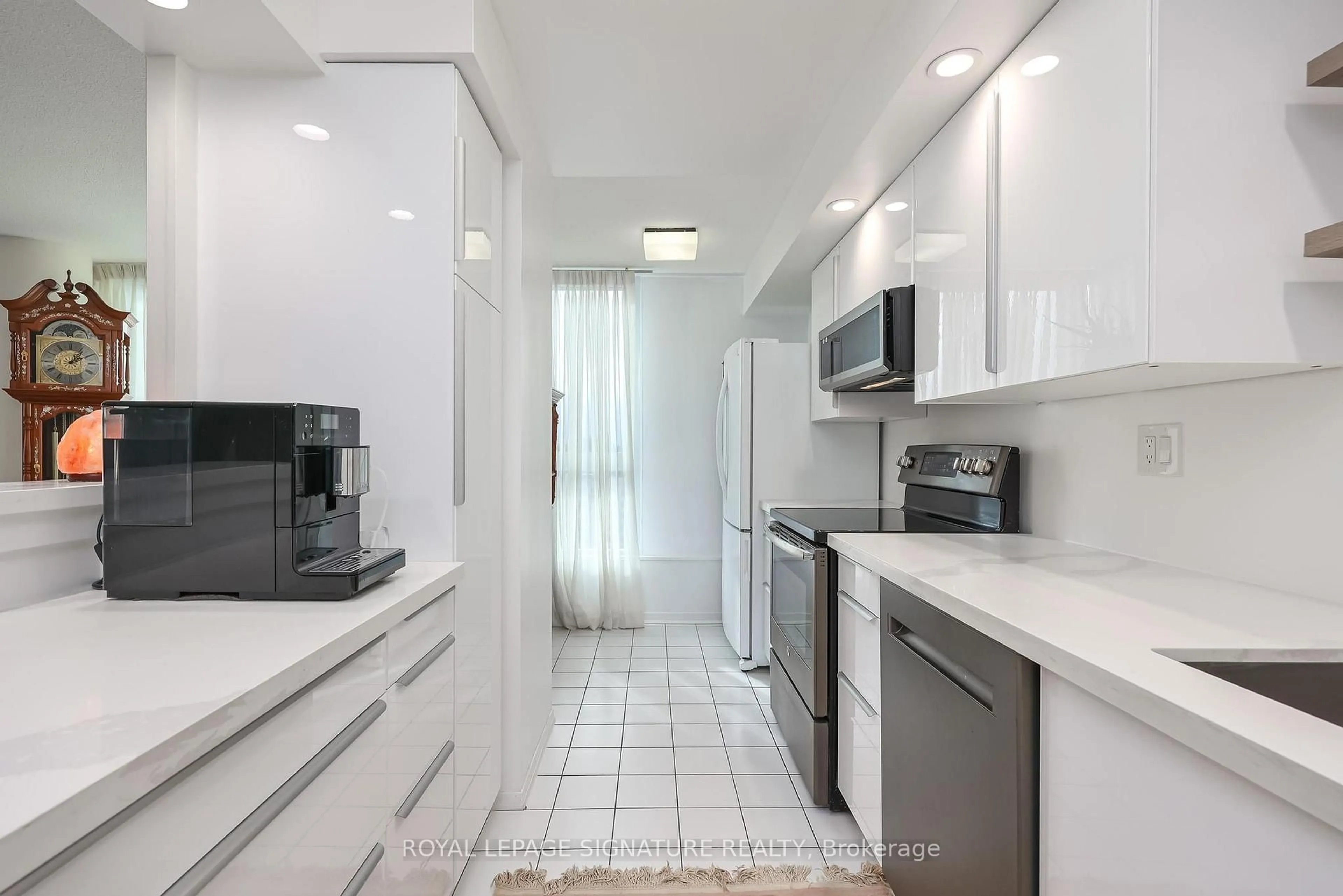Standard kitchen, ceramic/tile floor for 3233 Eglinton Ave #1208, Toronto Ontario M1J 3N6