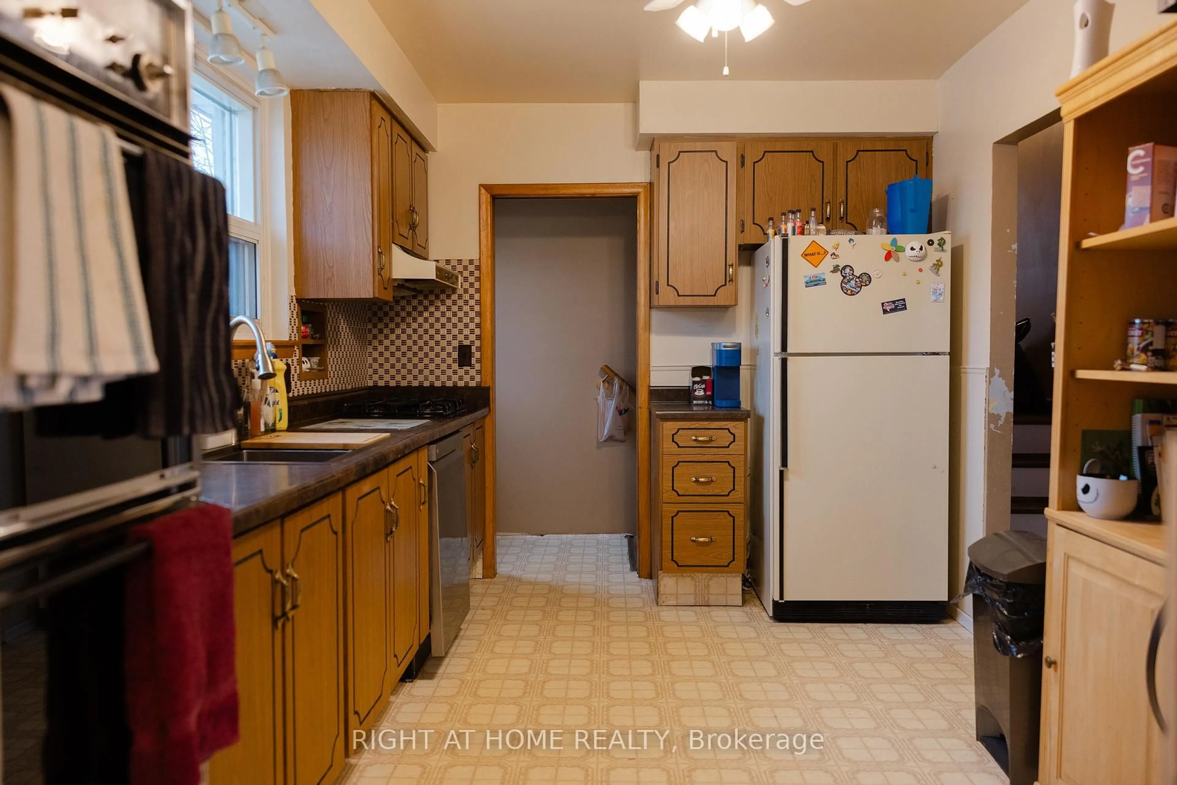 Standard kitchen, unknown for 506 Farewell St, Oshawa Ontario L1H 6M5