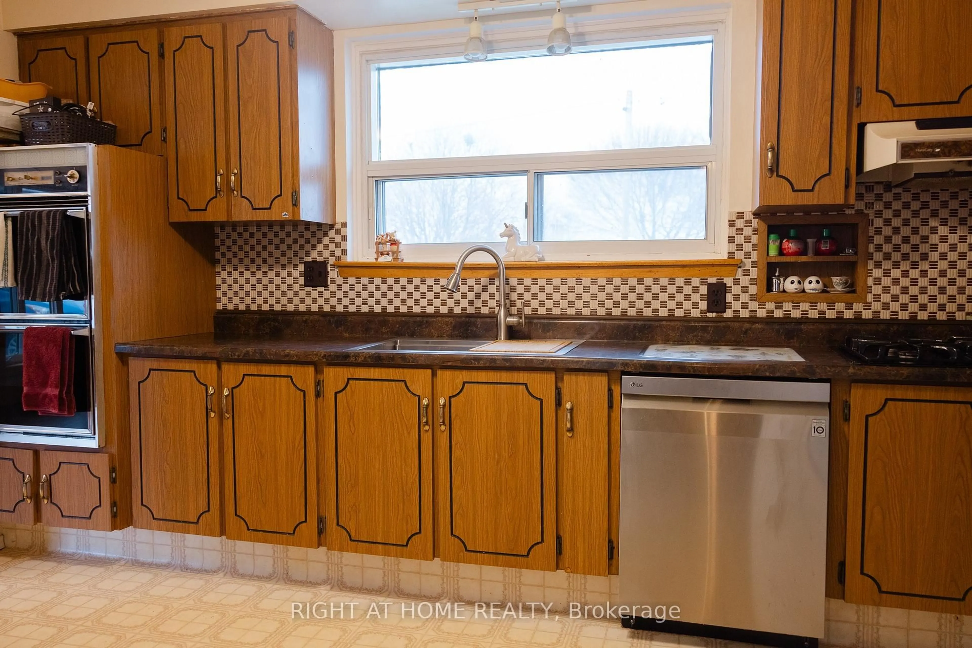 Standard kitchen, unknown for 506 Farewell St, Oshawa Ontario L1H 6M5
