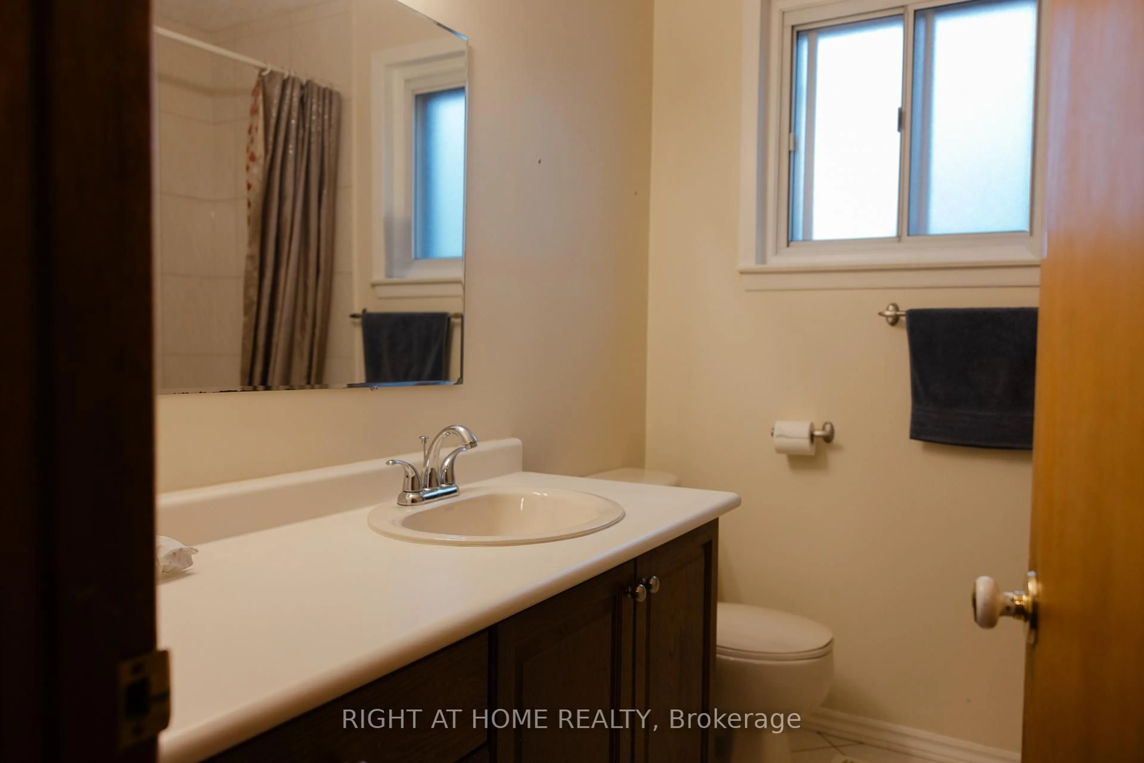 Standard bathroom, unknown for 506 Farewell St, Oshawa Ontario L1H 6M5