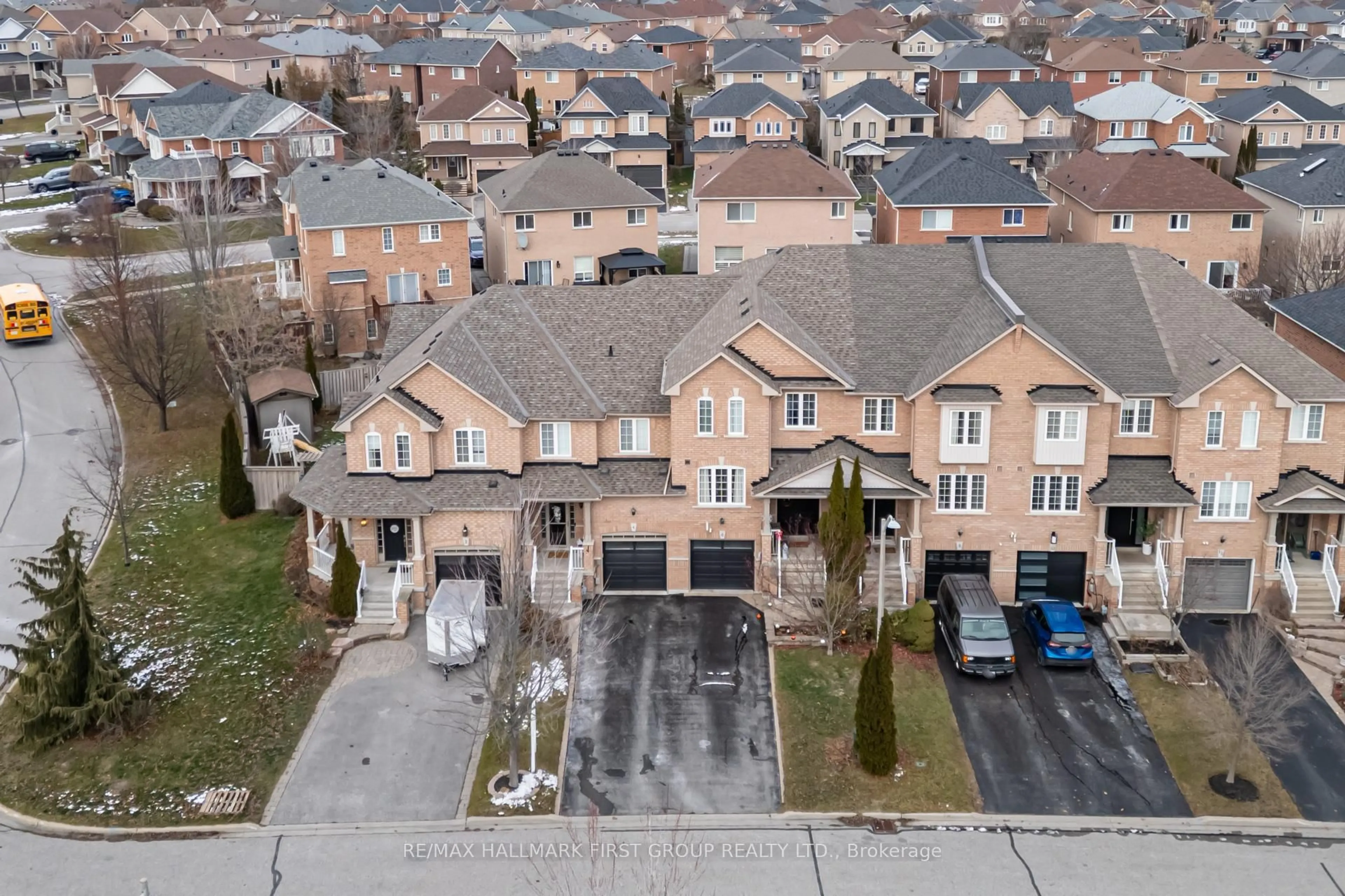 A pic from outside/outdoor area/front of a property/back of a property/a pic from drone, street for 4 Beckett Cres, Clarington Ontario L1E 3J5