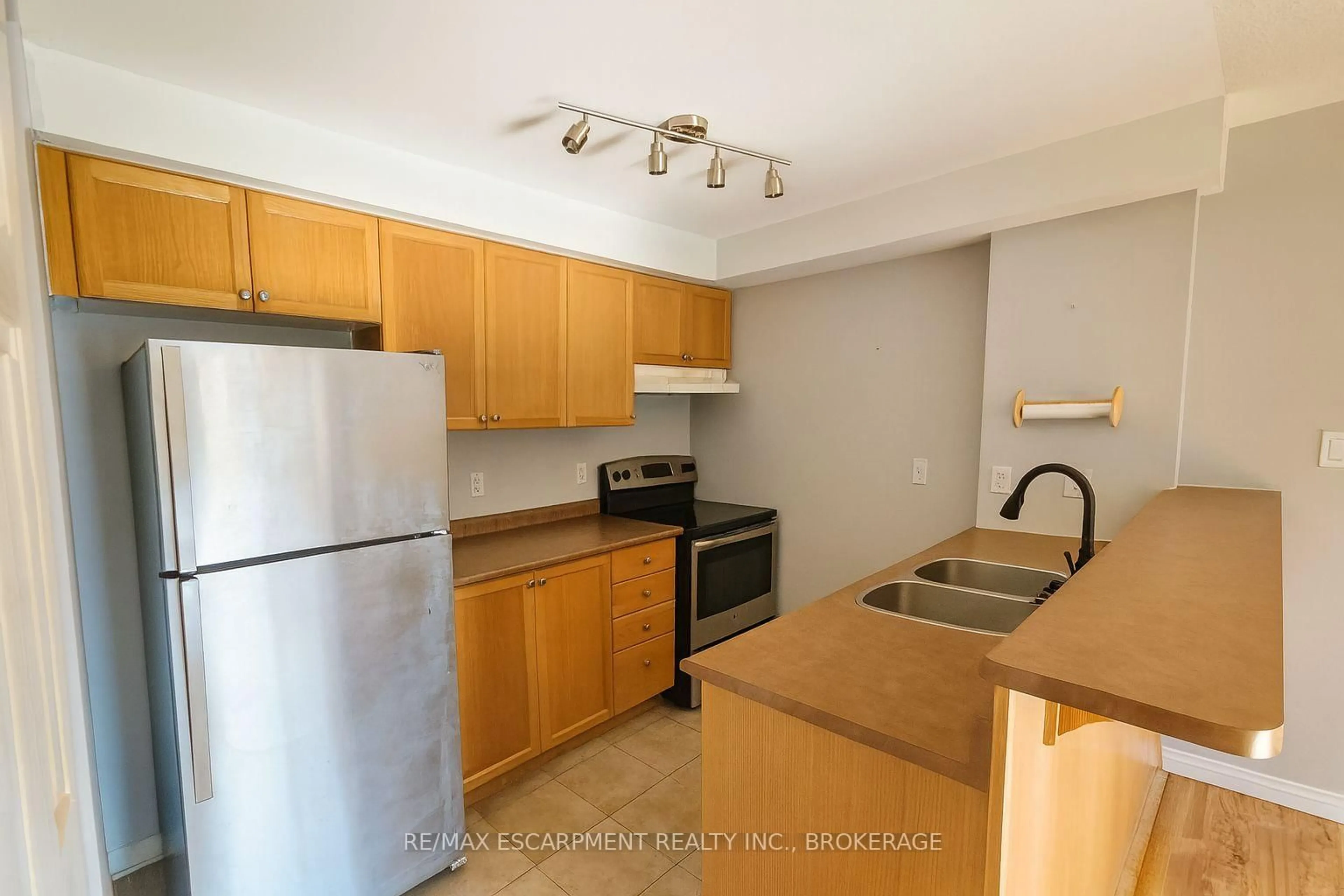 Standard kitchen, unknown for 75 Shipway Ave #209, Clarington Ontario L1B 0B6