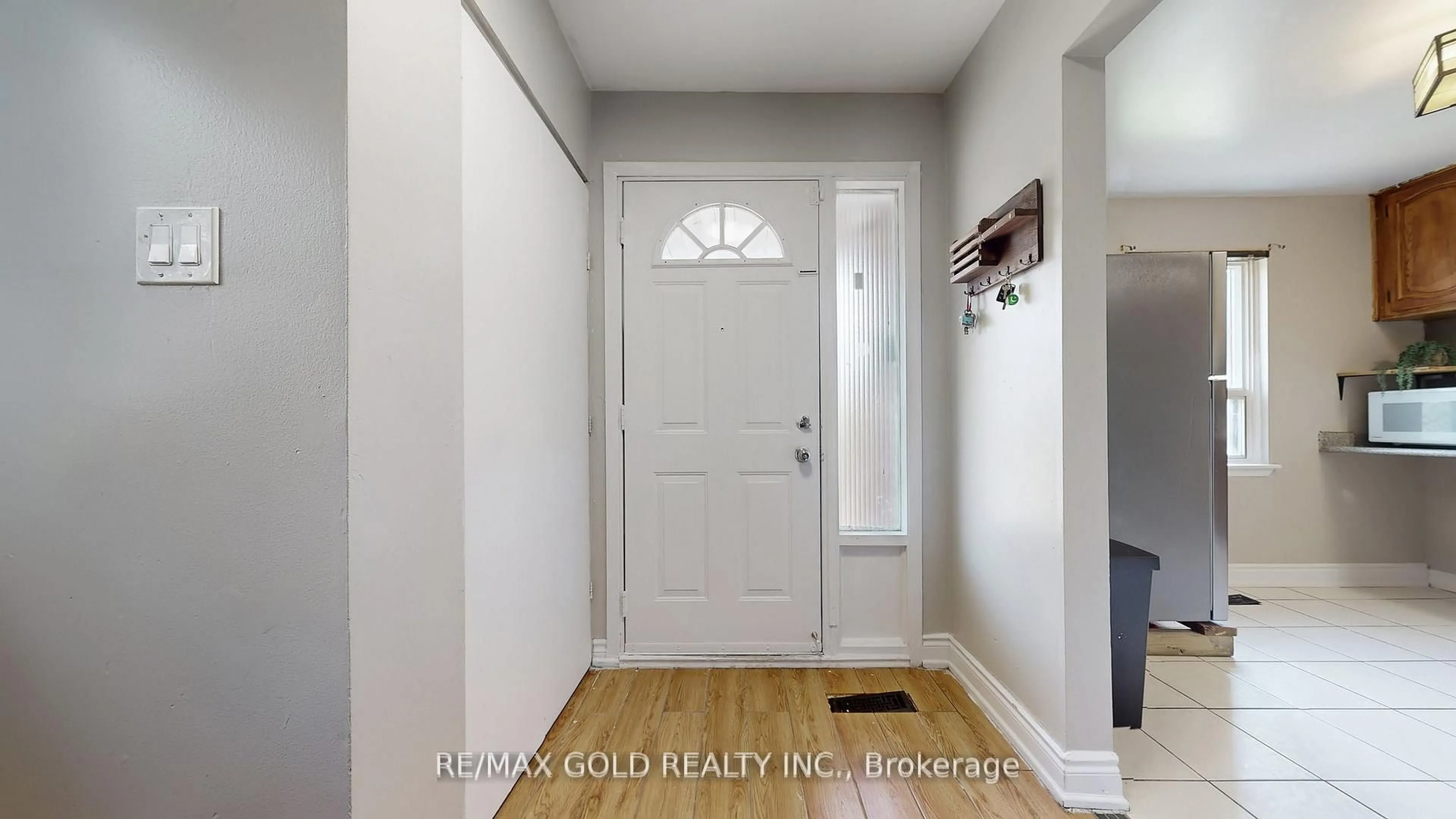 Indoor entryway for 42 Murison Blvd, Toronto Ontario M1B 2B2