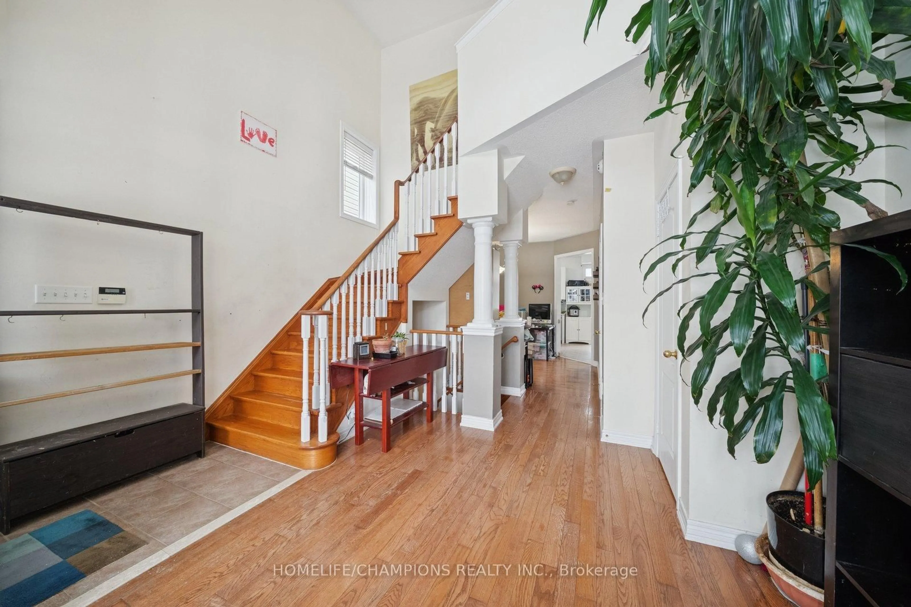 Indoor entryway for 45 Woodbine Pl, Oshawa Ontario L1L 1C6