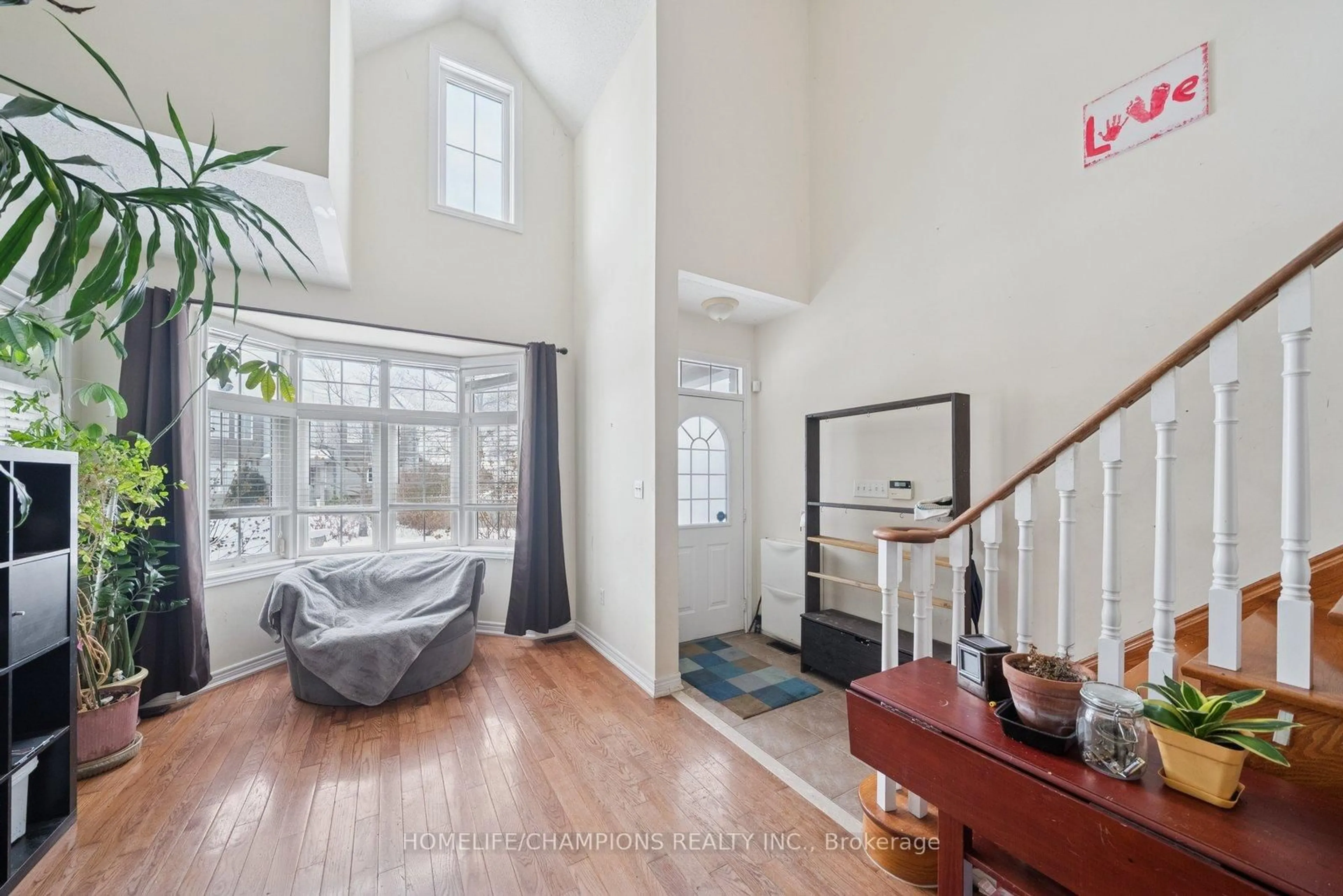 Indoor entryway for 45 Woodbine Pl, Oshawa Ontario L1L 1C6