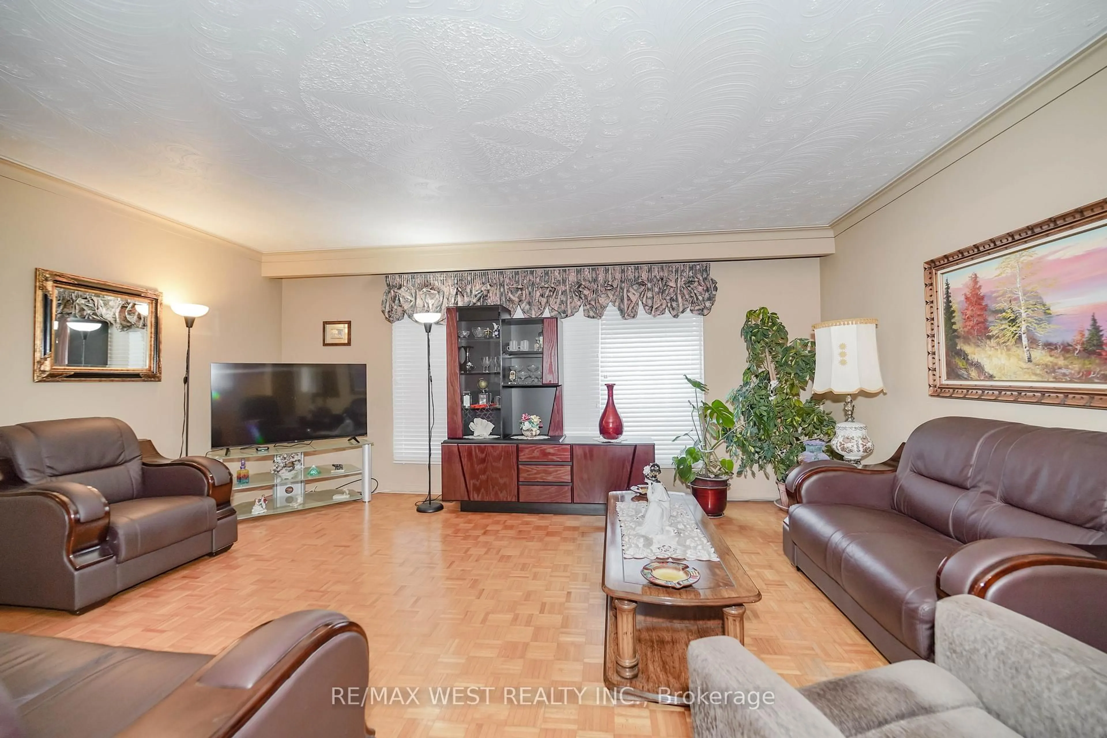 Living room with furniture, unknown for 21 Greendowns Dr, Toronto Ontario M1M 3S7