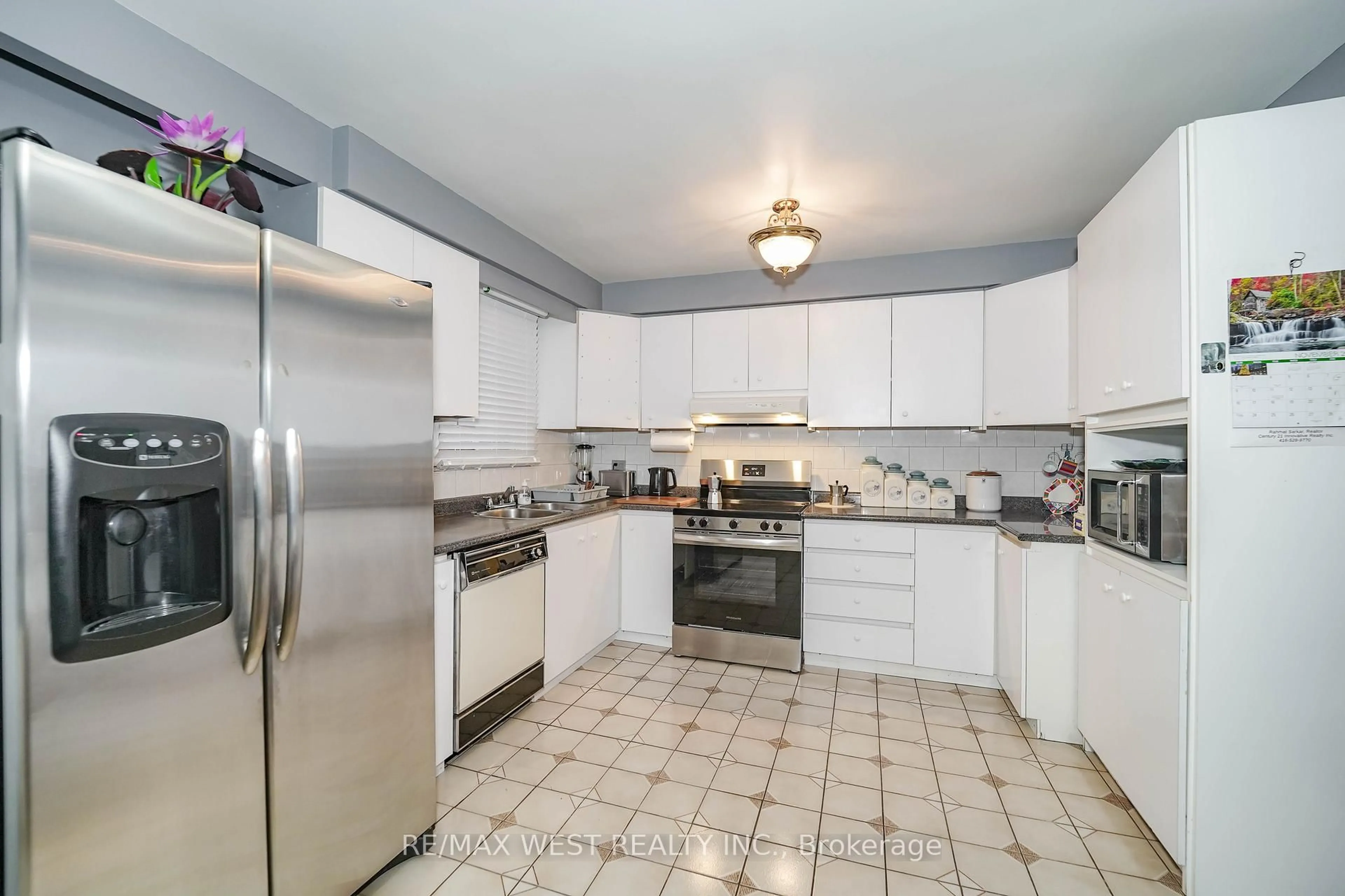 Standard kitchen, ceramic/tile floor for 21 Greendowns Dr, Toronto Ontario M1M 3S7