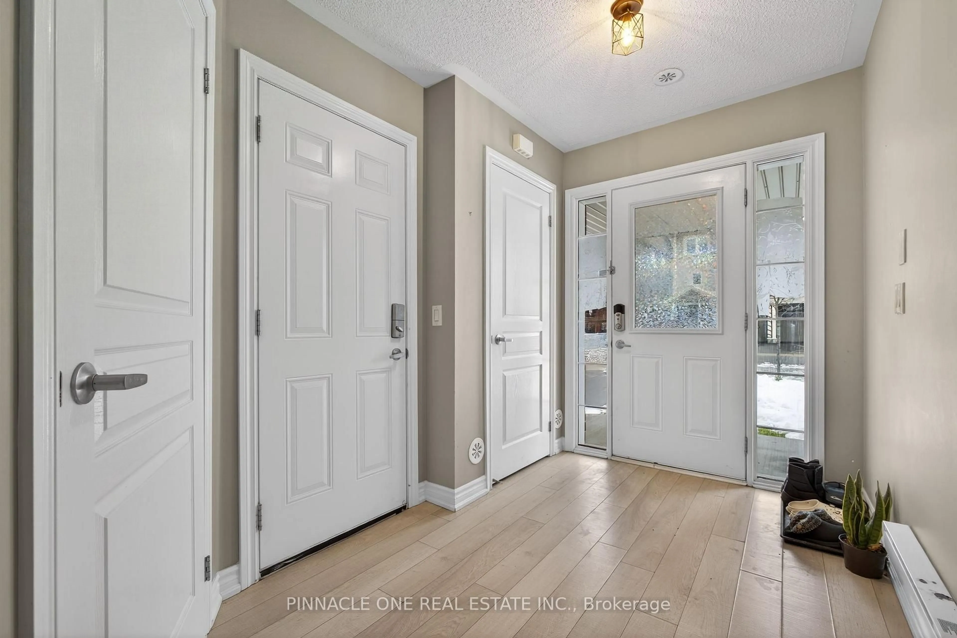 Indoor entryway for 14 Nearco Cres, Oshawa Ontario L1L 0J4