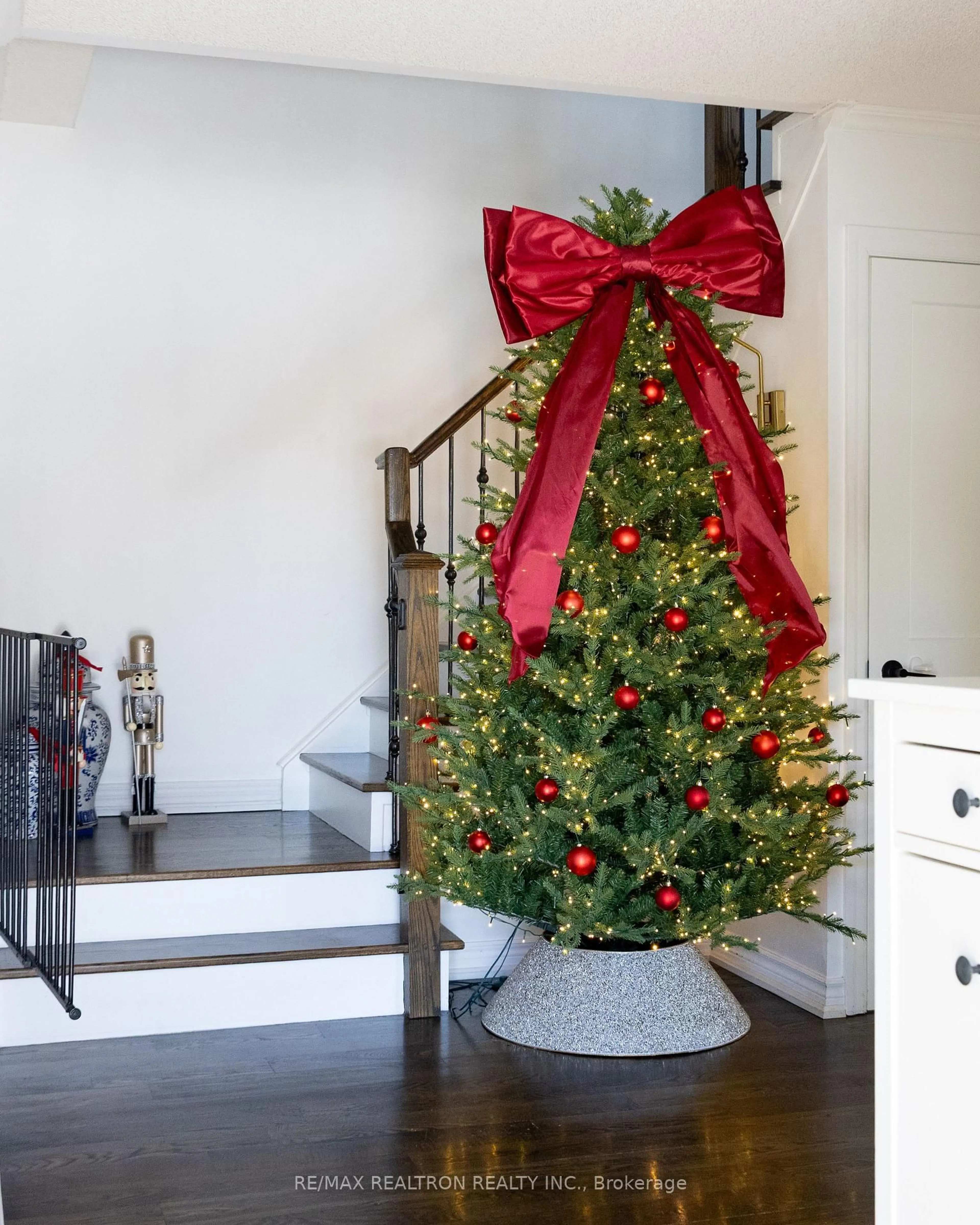 Indoor entryway for 117 Timber Mill Ave, Whitby Ontario L1R 2H4