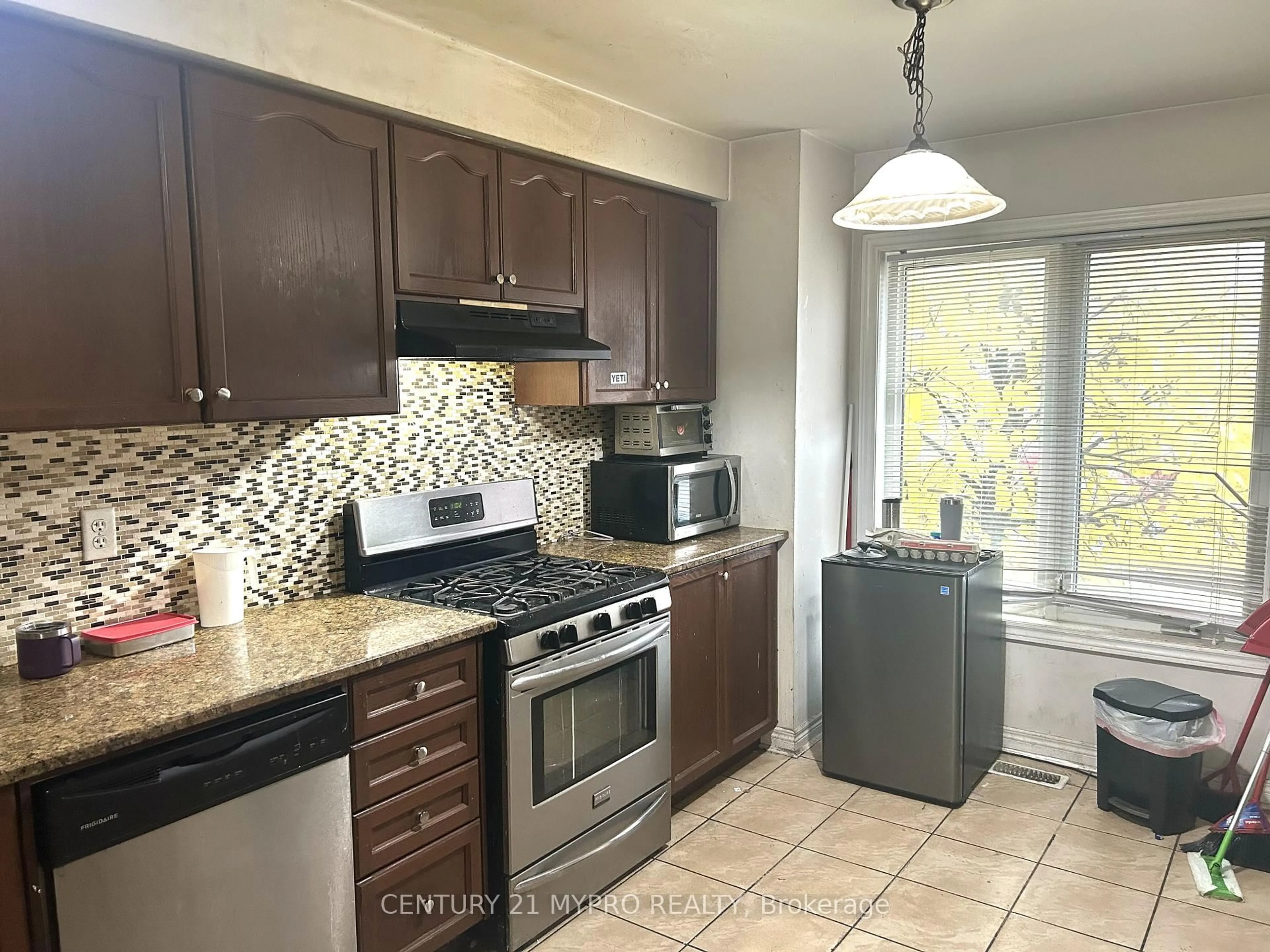 Standard kitchen, ceramic/tile floor for 20 Zezel Way, Toronto Ontario M1P 0C3