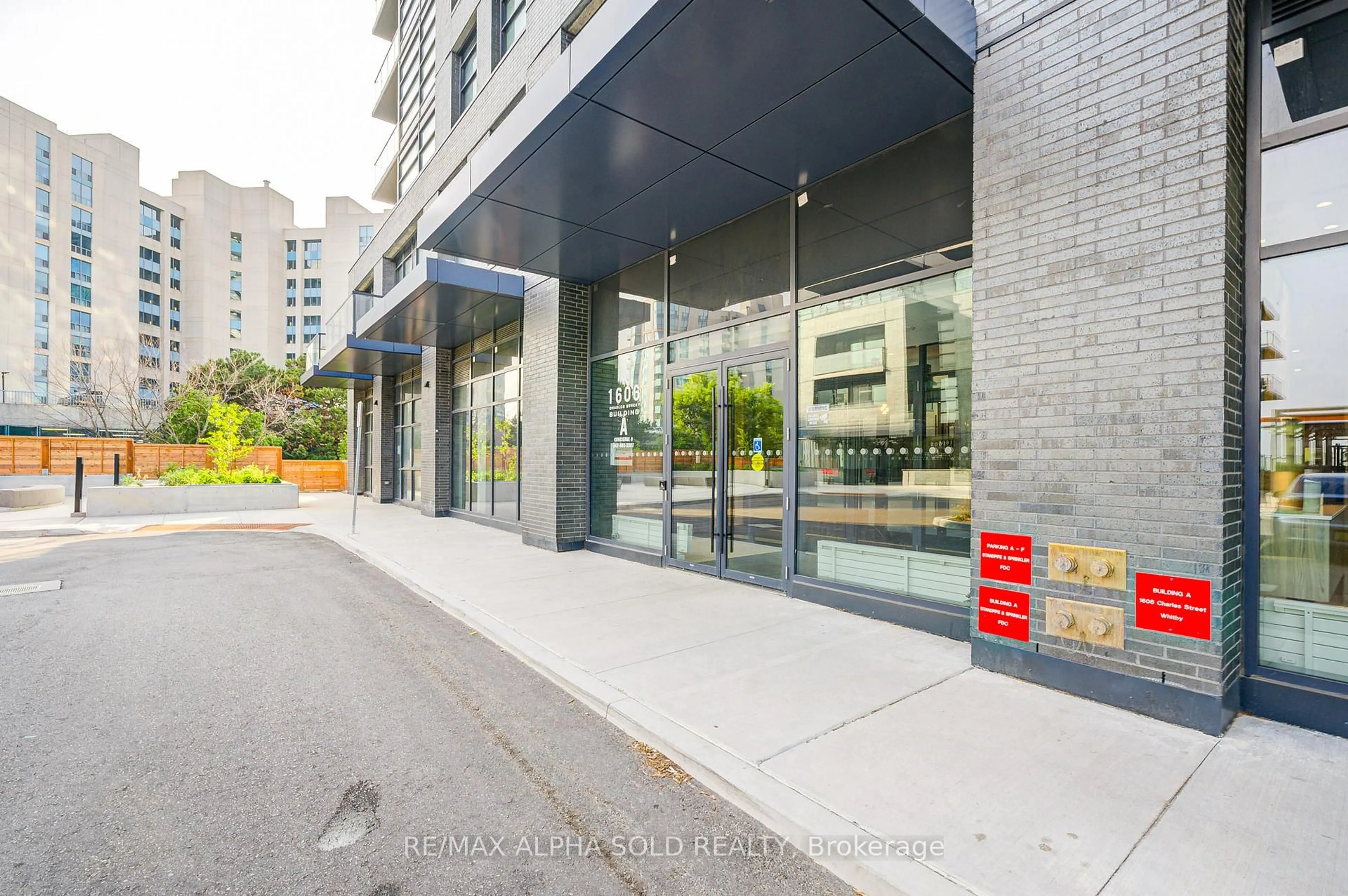 Indoor foyer for 1606 Charles St #1605, Whitby Ontario L1N 0P1