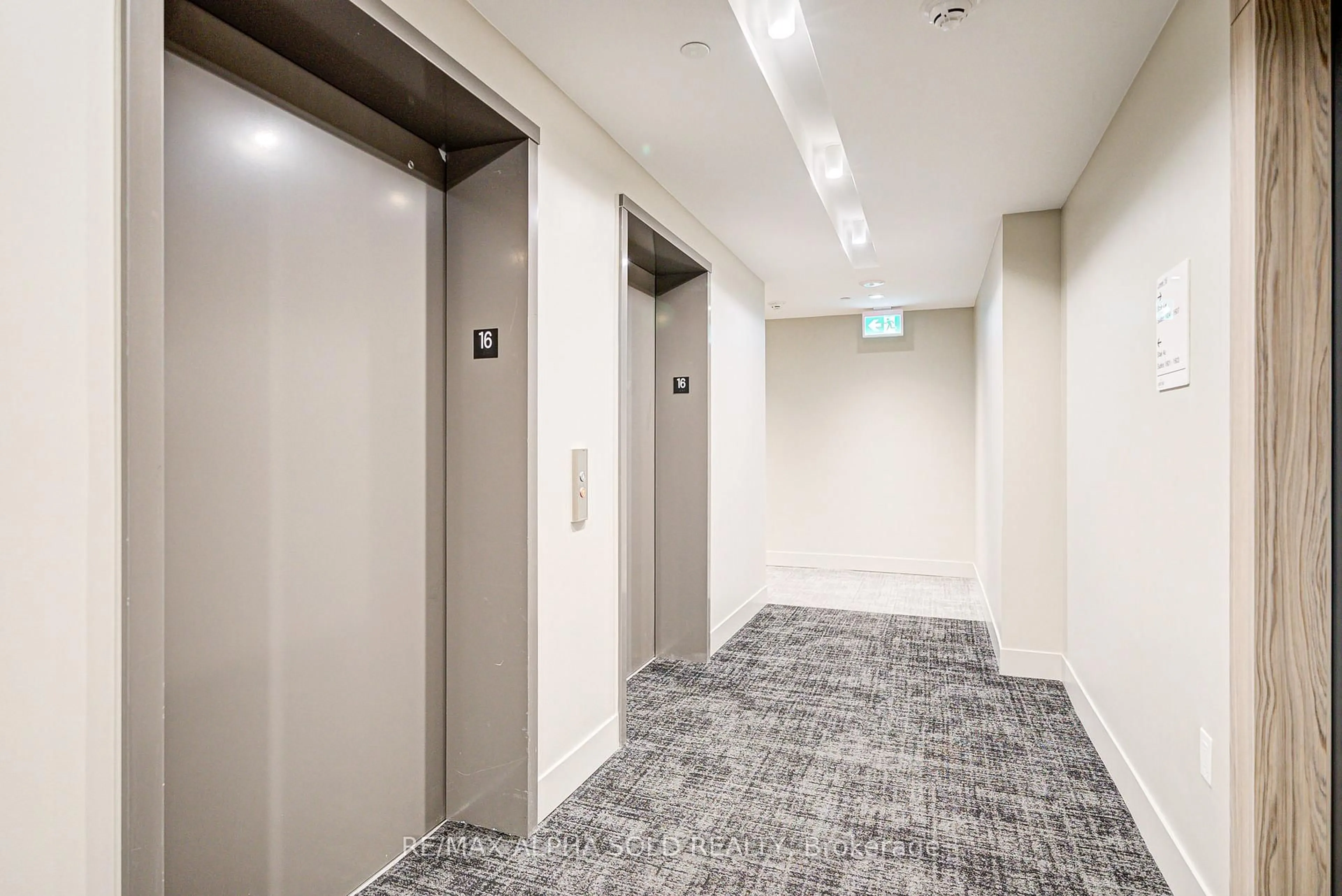 Indoor foyer for 1606 Charles St #1605, Whitby Ontario L1N 0P1