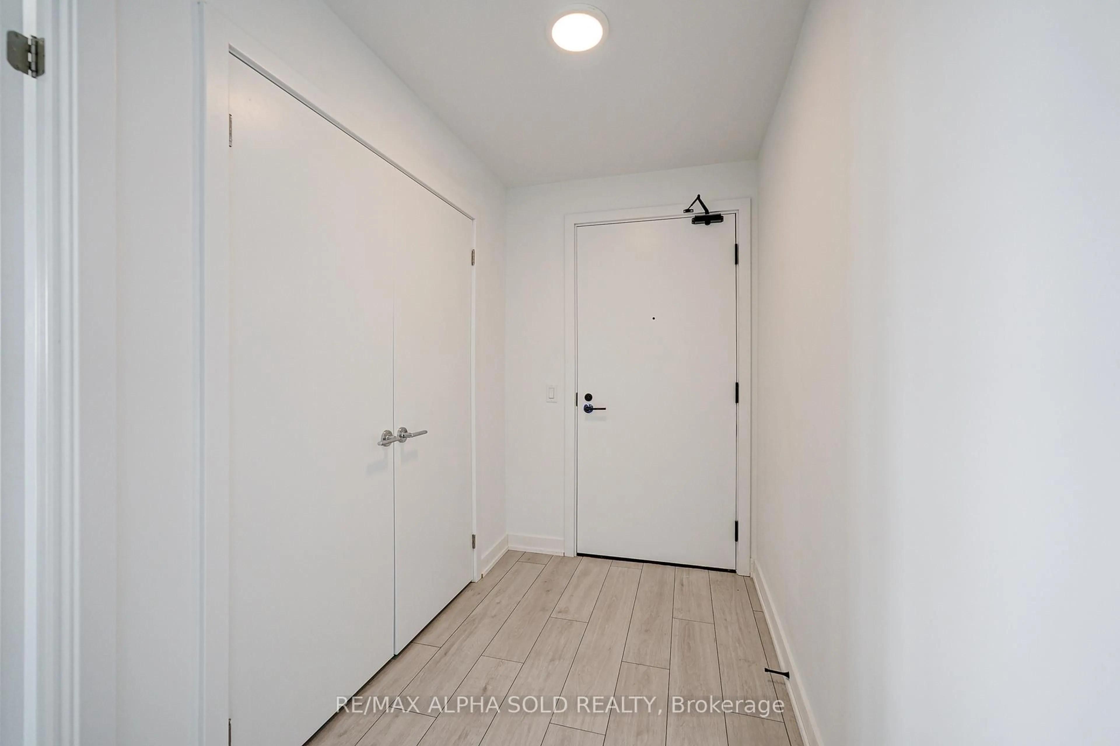 Indoor entryway for 1606 Charles St #1605, Whitby Ontario L1N 0P1