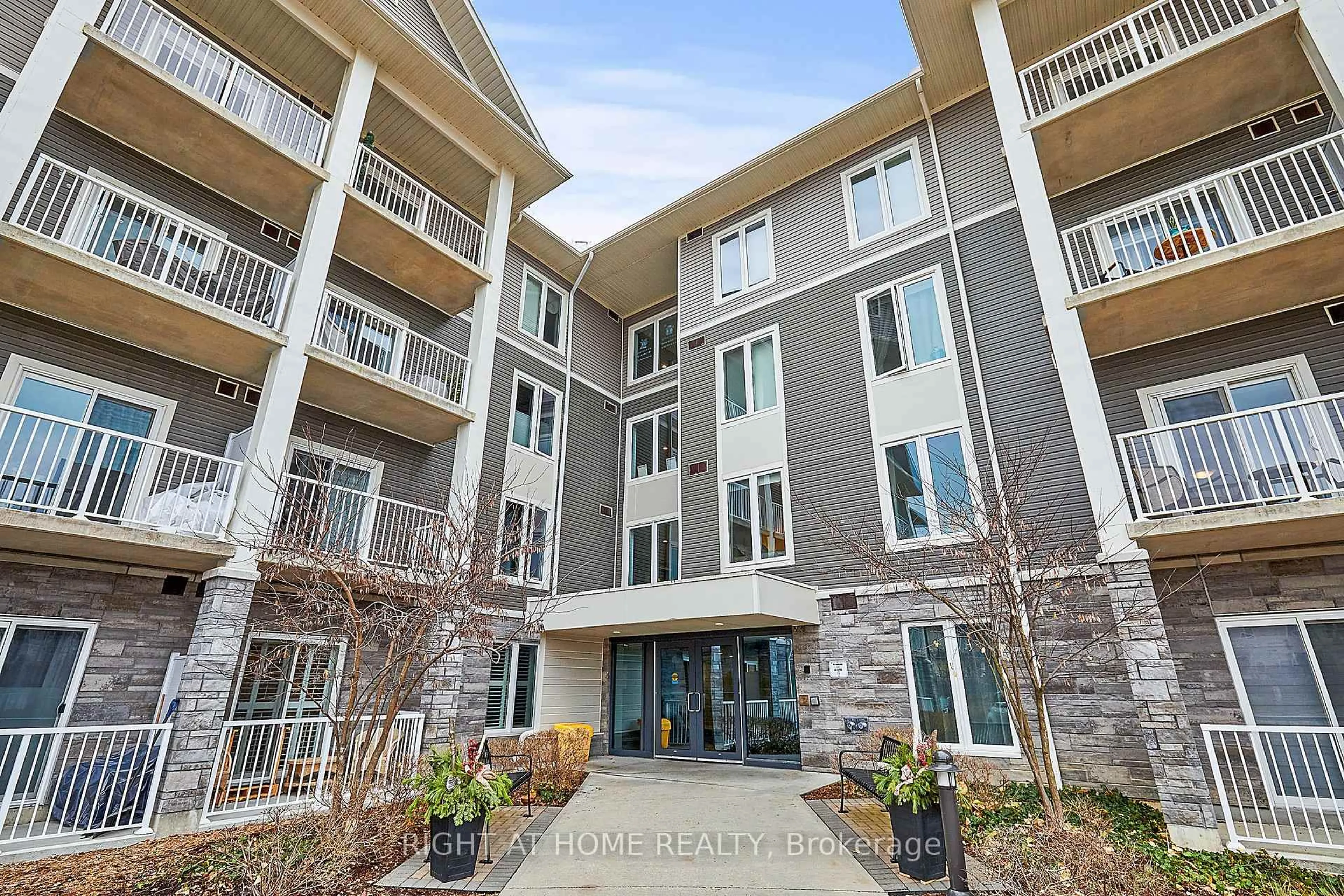 Unknown for 290 Liberty St #201, Clarington Ontario L1C 0V5