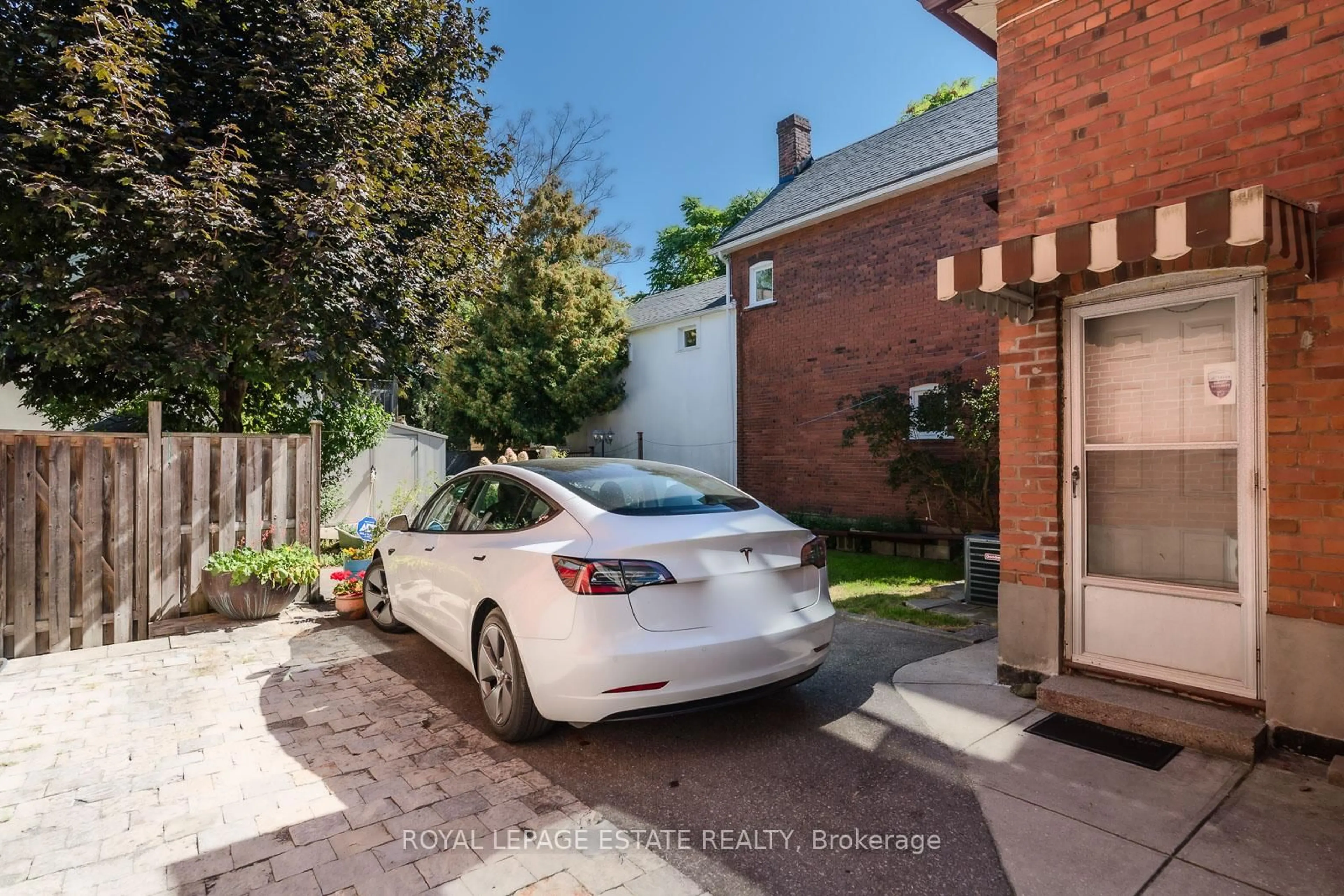 A pic from outside/outdoor area/front of a property/back of a property/a pic from drone, street for 297 Cedarvale Ave, Toronto Ontario M4C 4K3