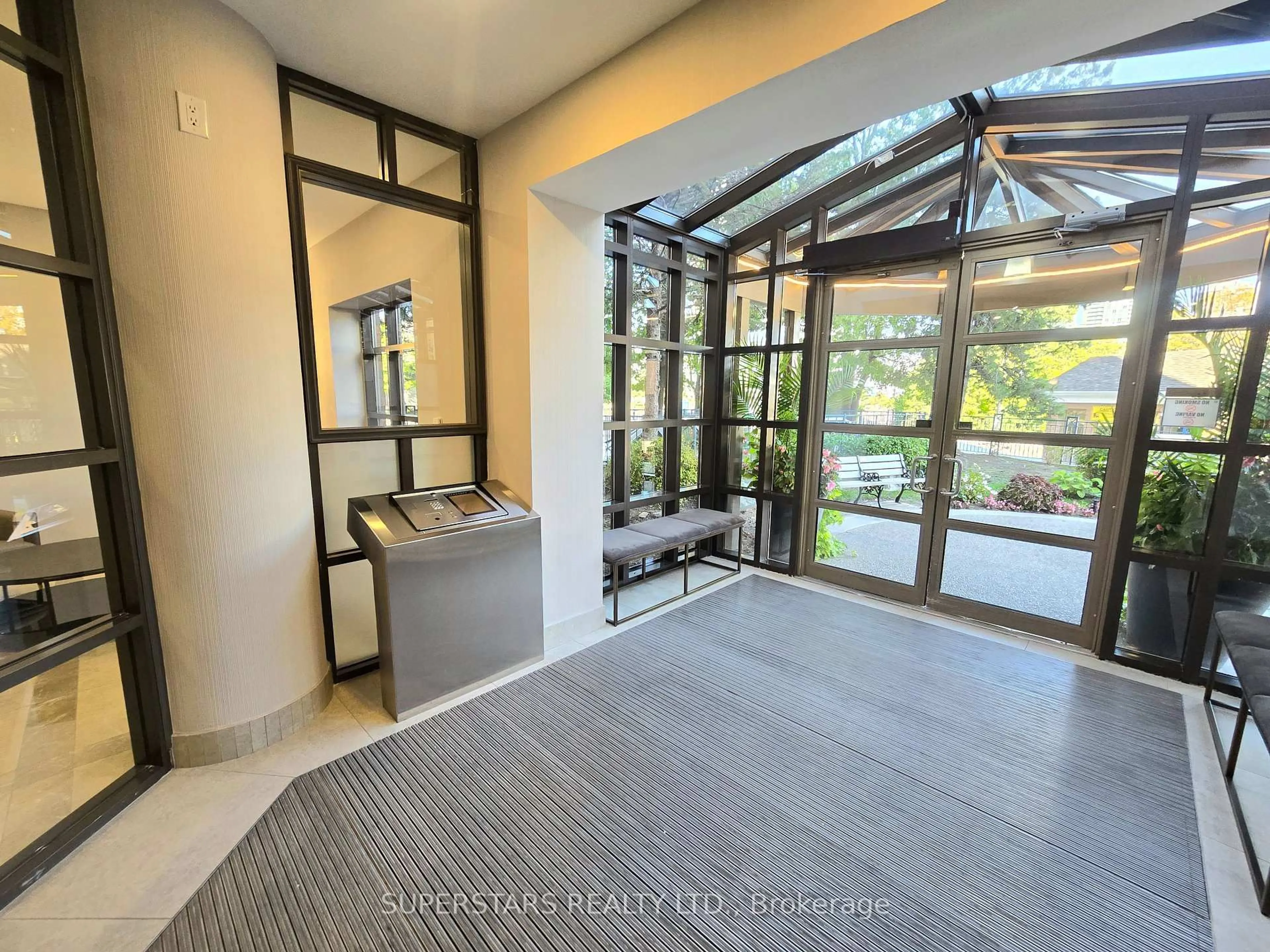 Indoor foyer for 115 Omni Dr #909, Toronto Ontario M1P 5B4