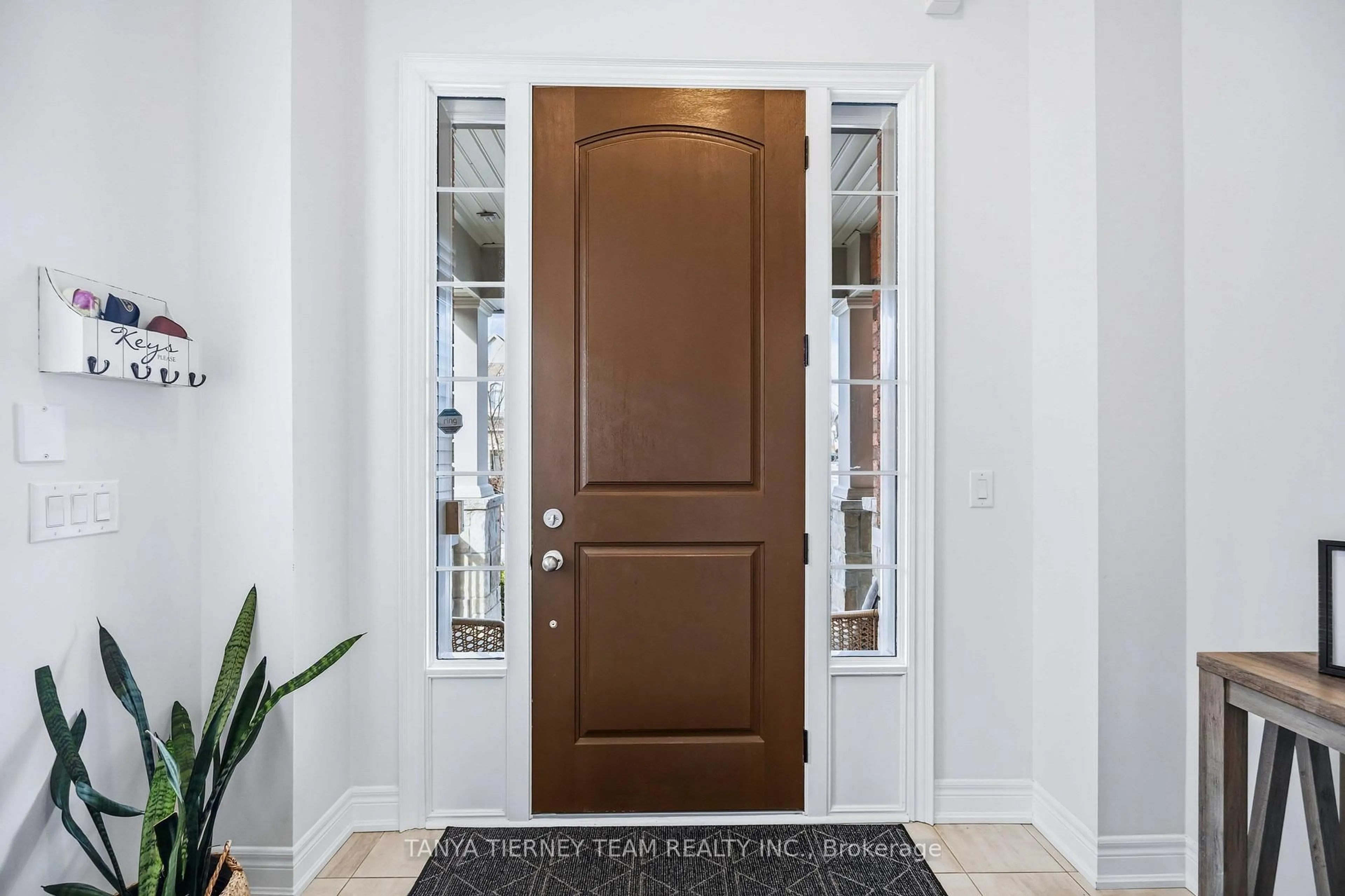 Indoor entryway for 17 Pennine Dr, Whitby Ontario L1P 0C3