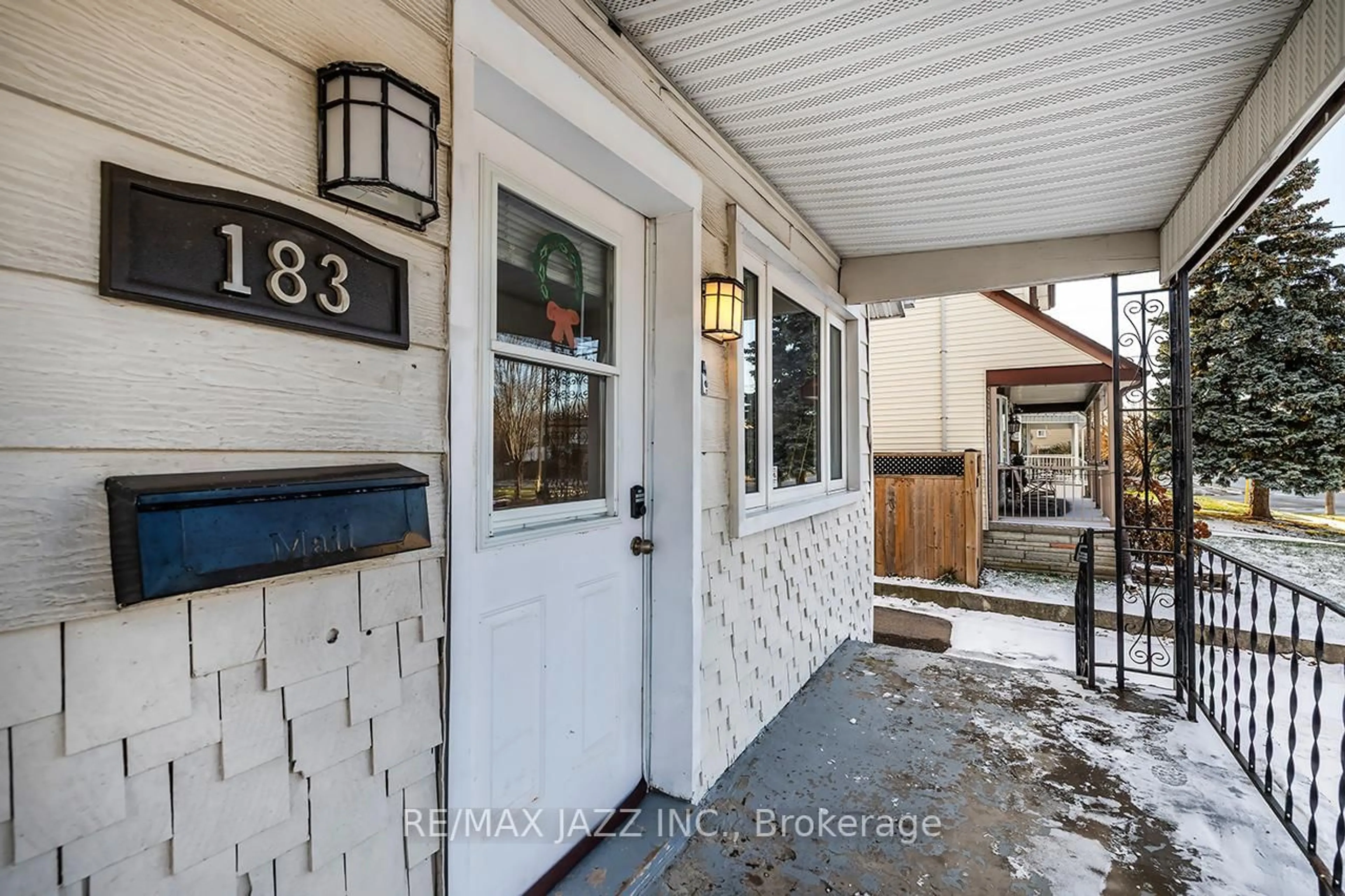 Indoor entryway for 183 Conant St, Oshawa Ontario L1H 3R9