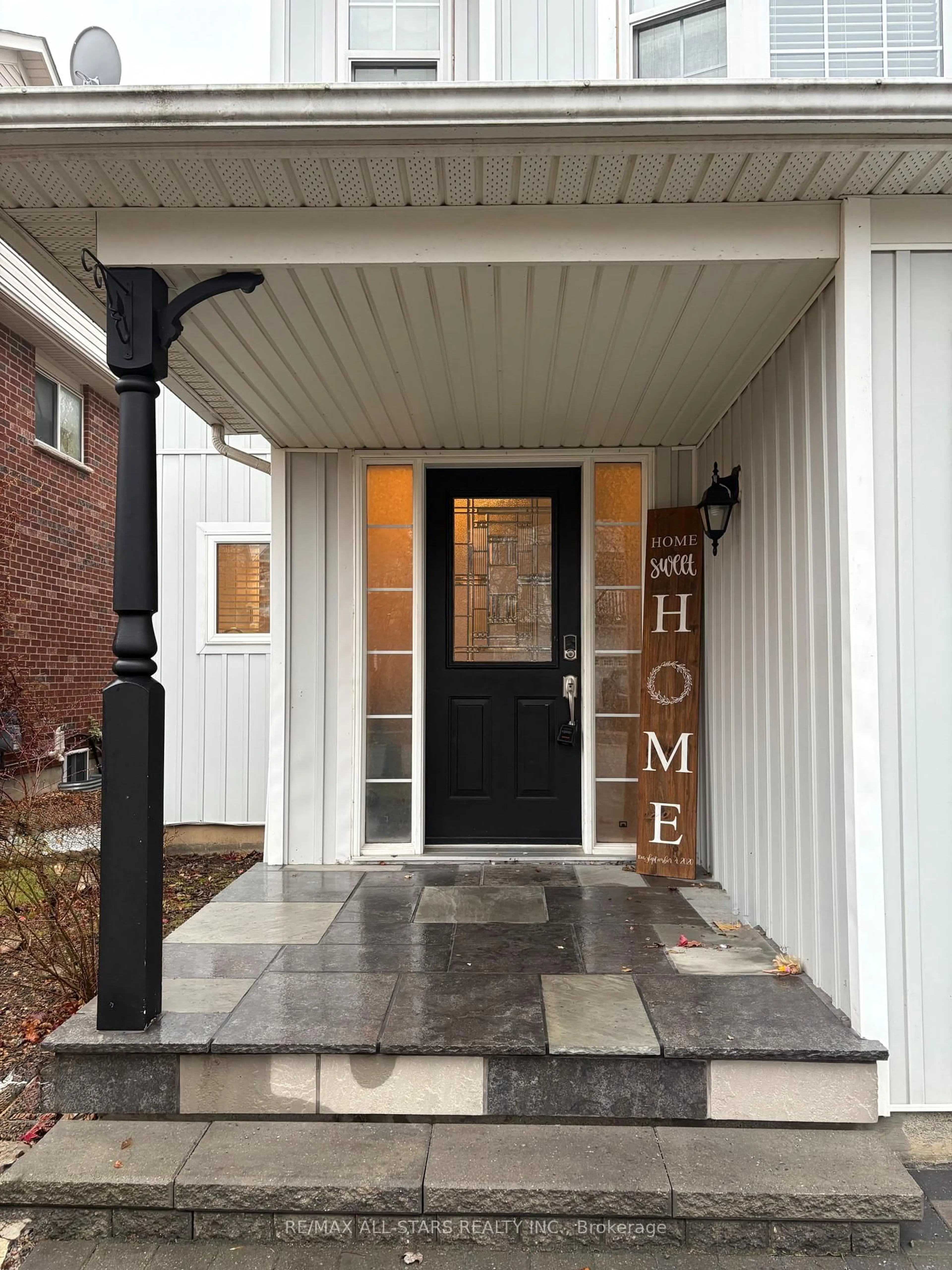 Indoor entryway for 72 Wessex Dr, Whitby Ontario L1M 2C2