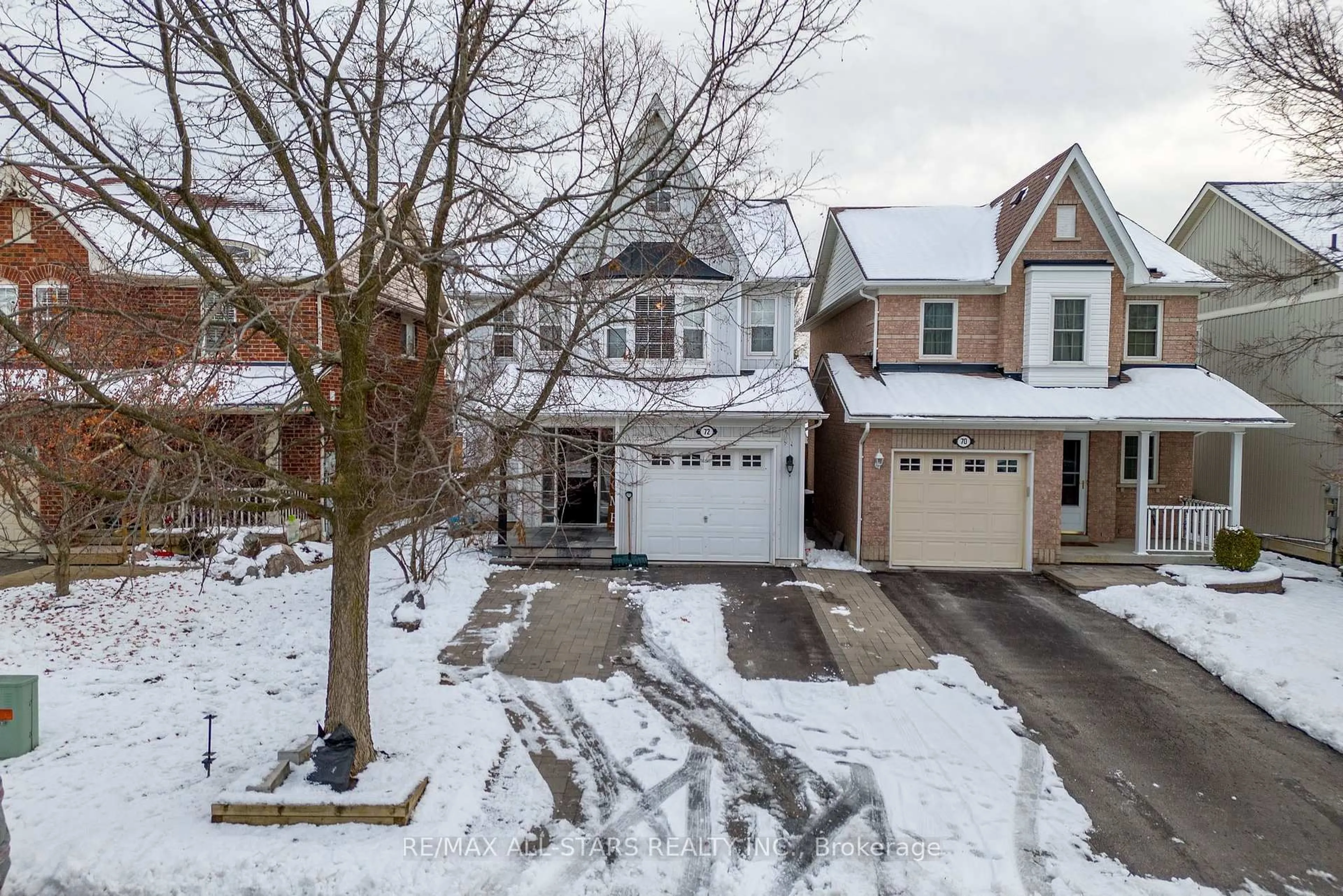 A pic from outside/outdoor area/front of a property/back of a property/a pic from drone, street for 72 Wessex Dr, Whitby Ontario L1M 2C2