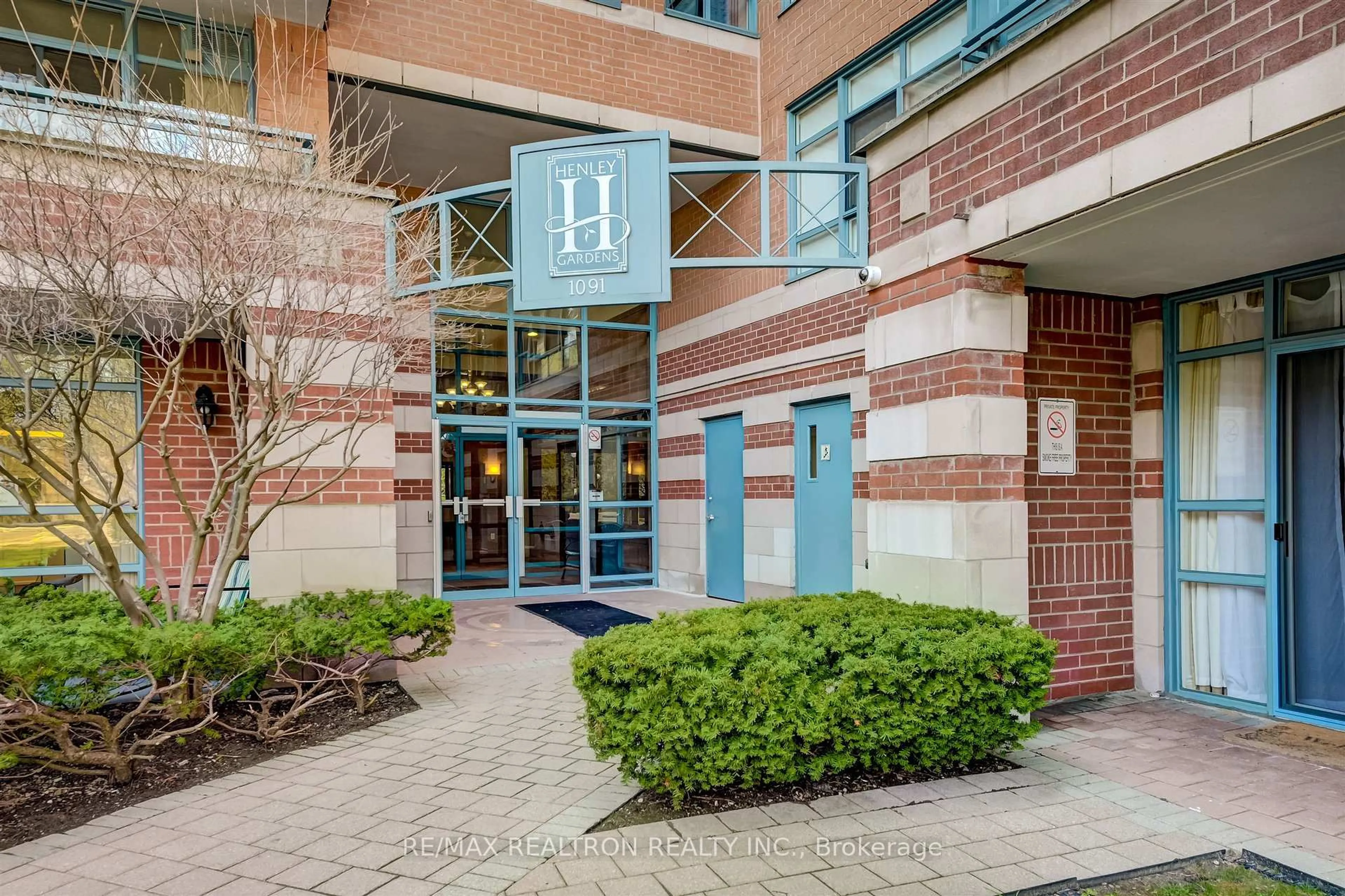 Indoor foyer for 1091 Kingston Rd #429, Toronto Ontario M1N 4E5