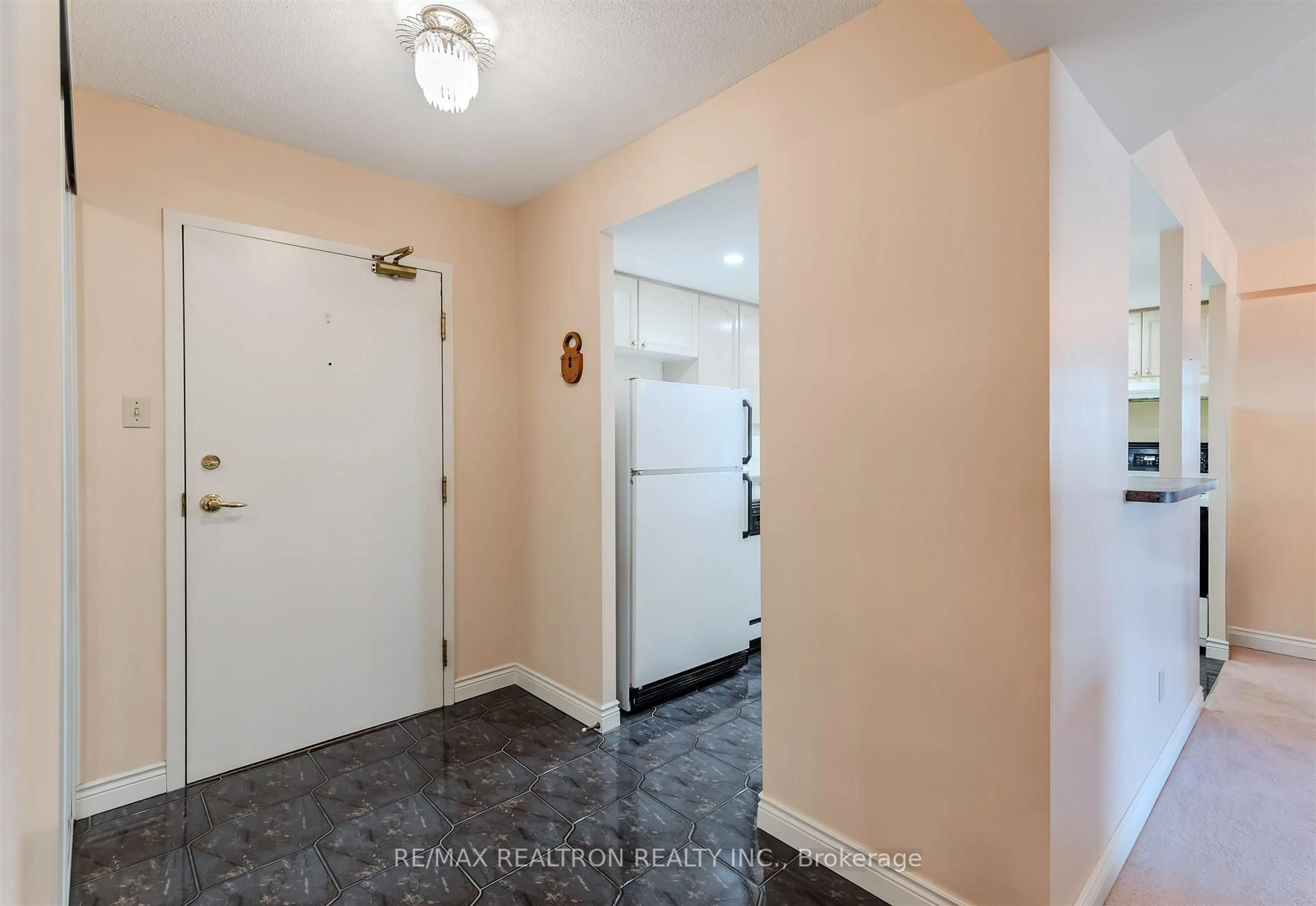 Indoor entryway for 1091 Kingston Rd #429, Toronto Ontario M1N 4E5