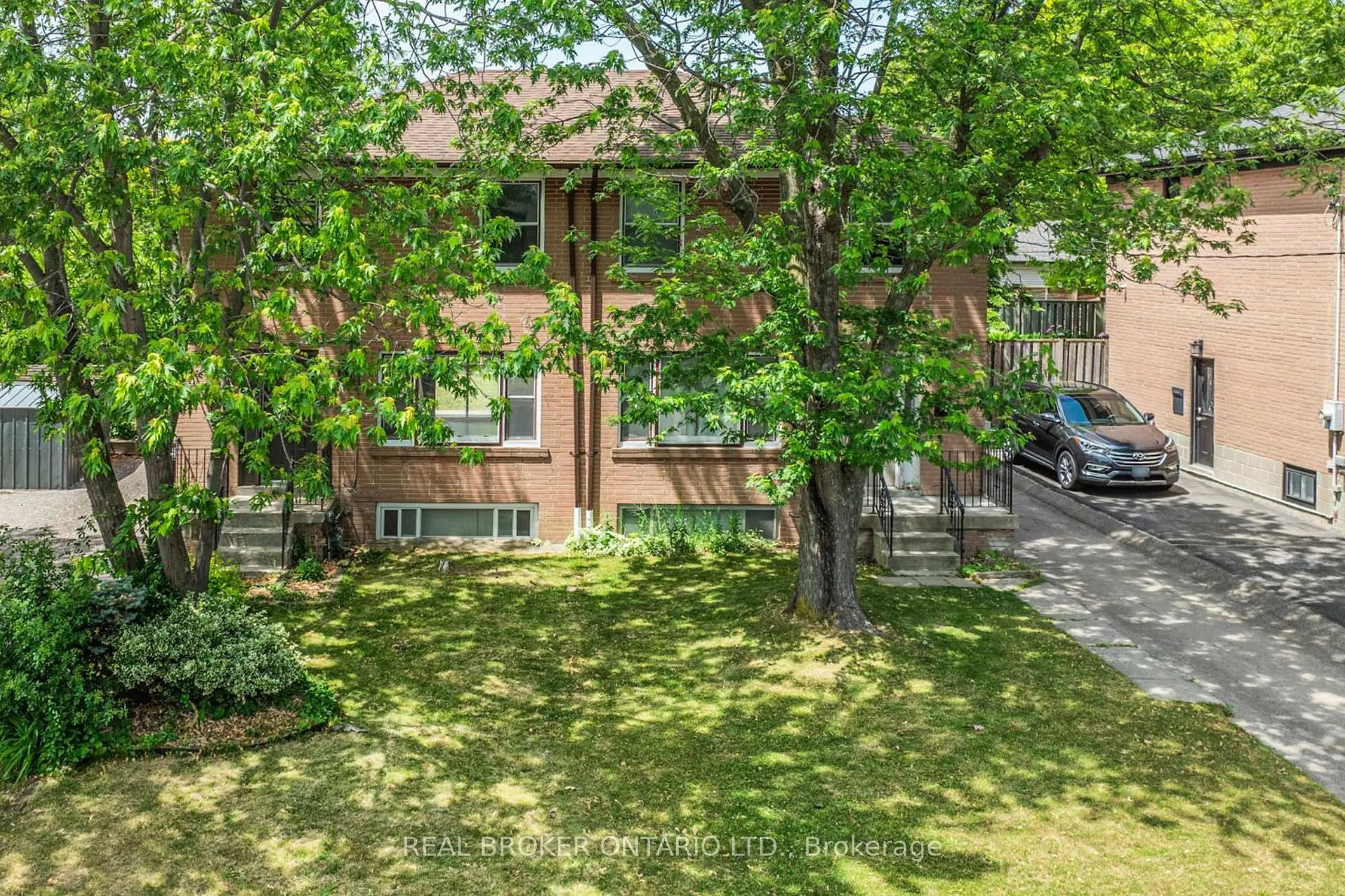 A pic from outside/outdoor area/front of a property/back of a property/a pic from drone, street for 82 Minerva Ave, Toronto Ontario M1M 1V5