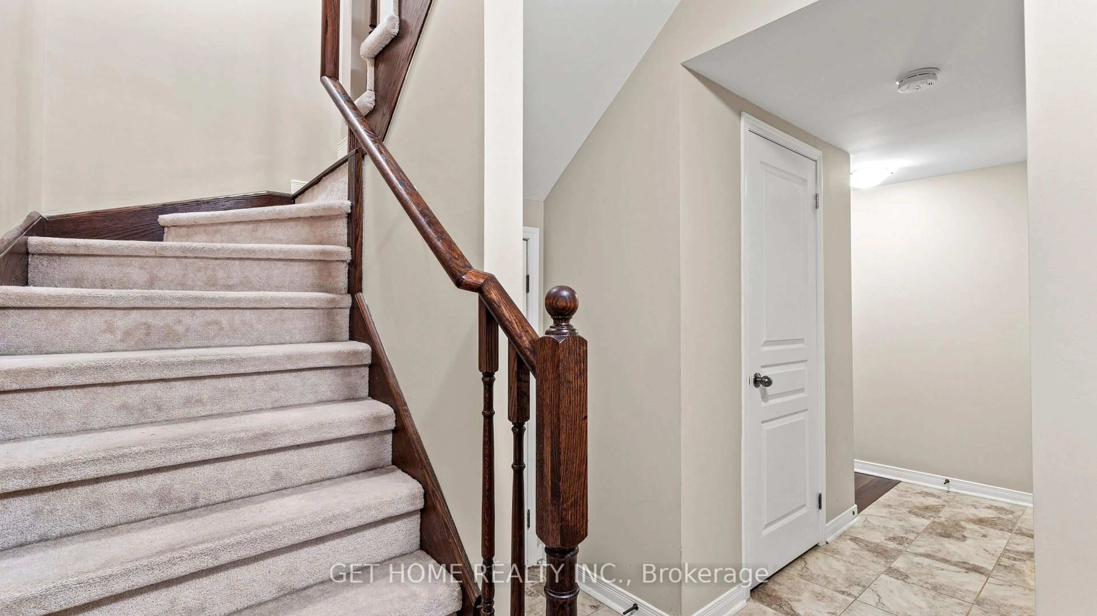 Indoor entryway for 21 Benjamin Way, Whitby Ontario L1N 0K7