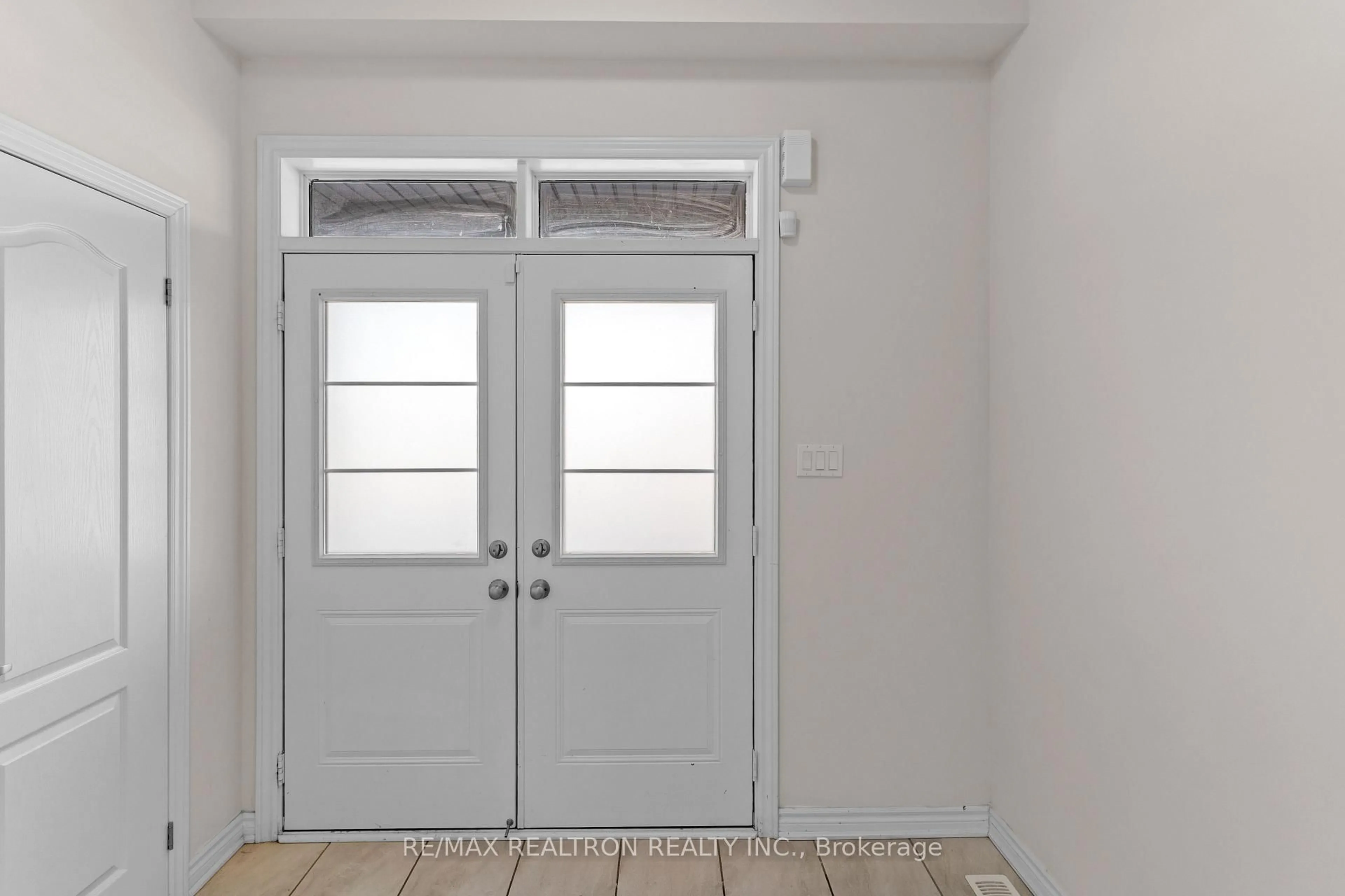 Indoor entryway for 15 Waterfront Cres, Whitby Ontario L1N 0M9