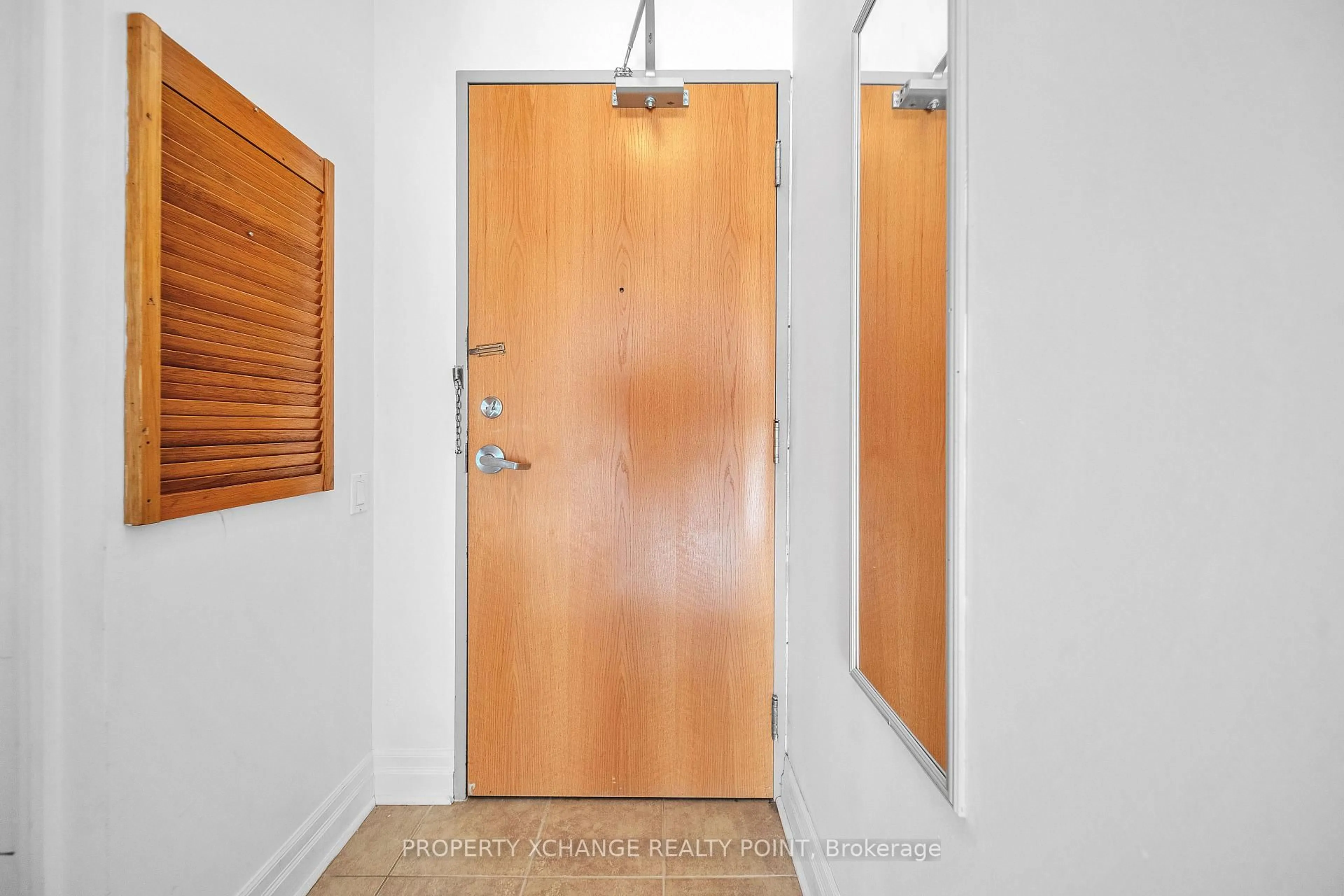 Indoor entryway for 44 Bond St #313, Oshawa Ontario L1G 6R2