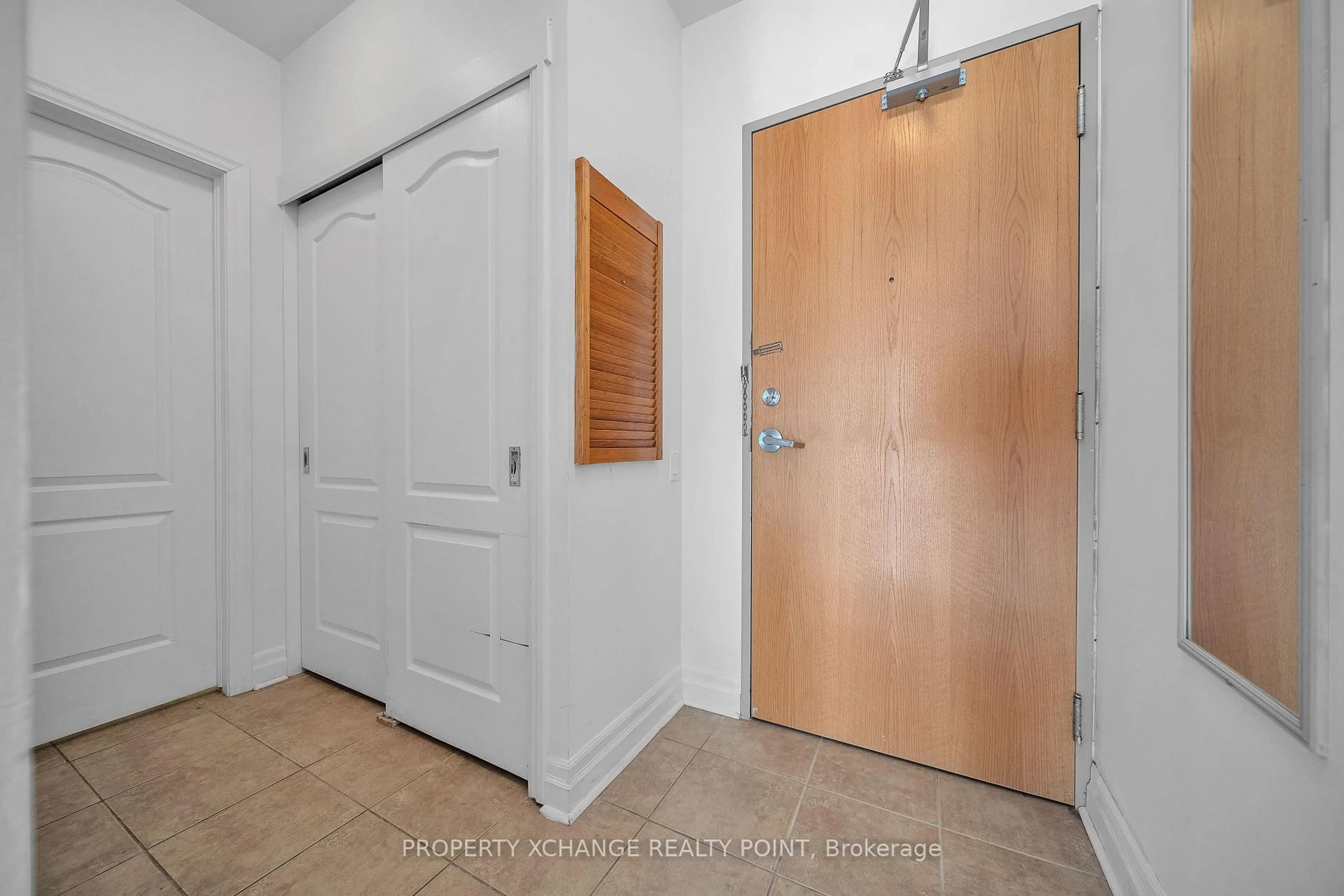 Indoor entryway for 44 Bond St #313, Oshawa Ontario L1G 6R2