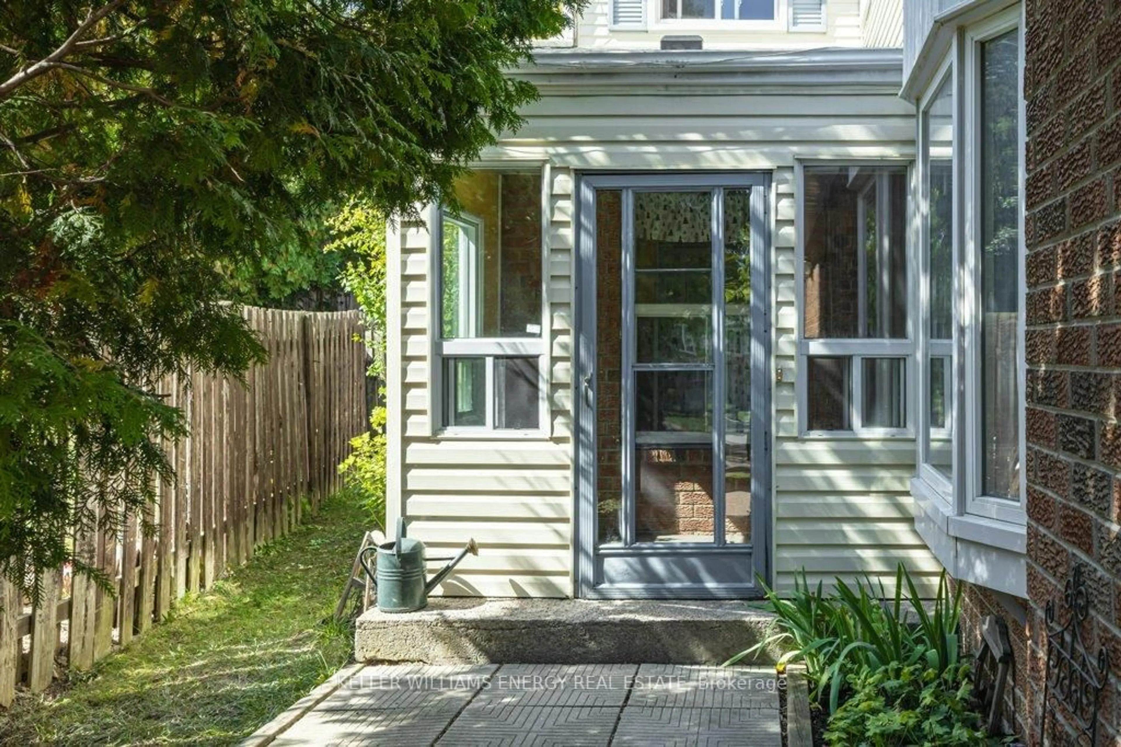 Patio, street for 17 Barrow Crt, Whitby Ontario L1P 1E4