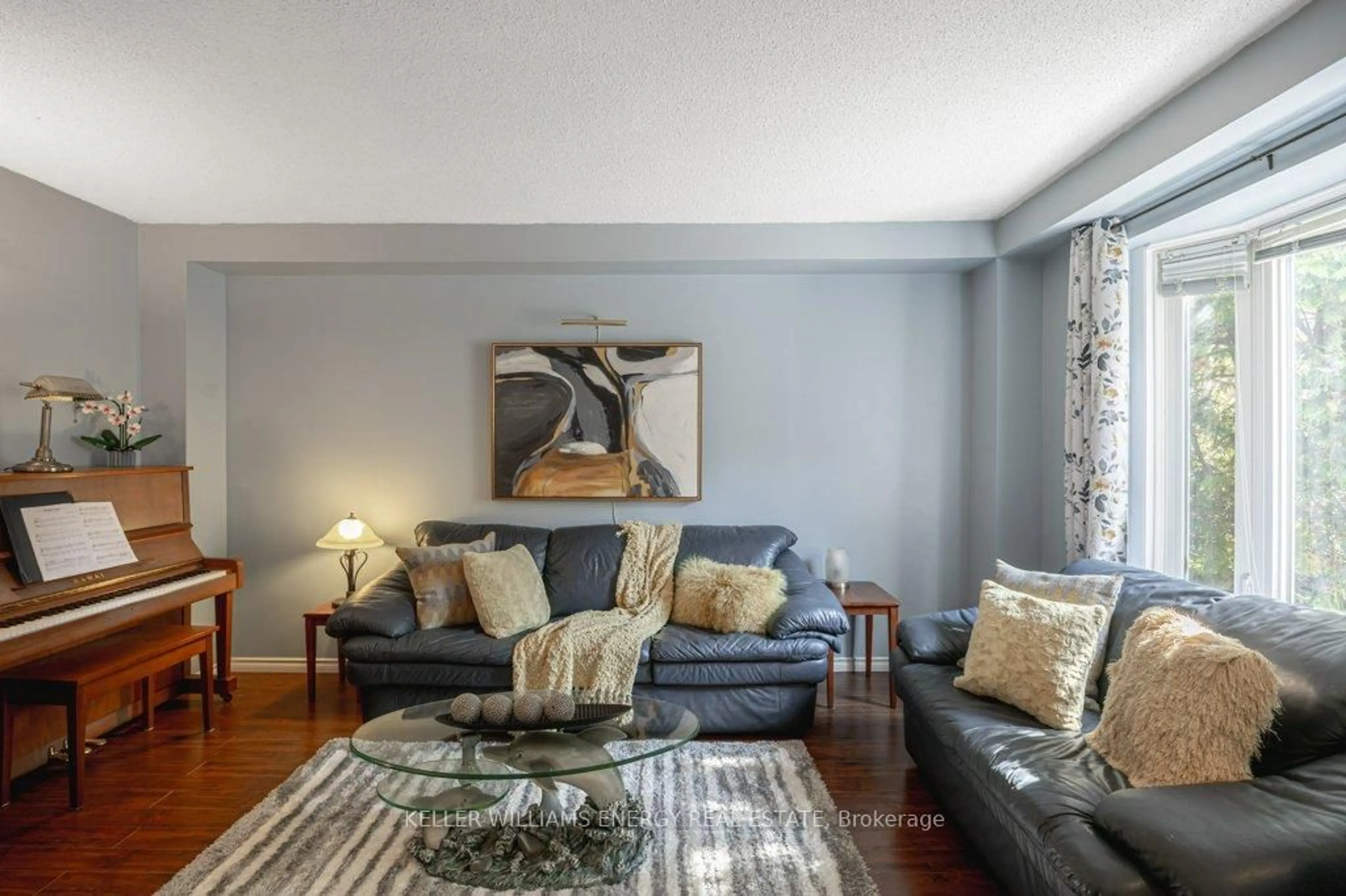 Living room with furniture, unknown for 17 Barrow Crt, Whitby Ontario L1P 1E4