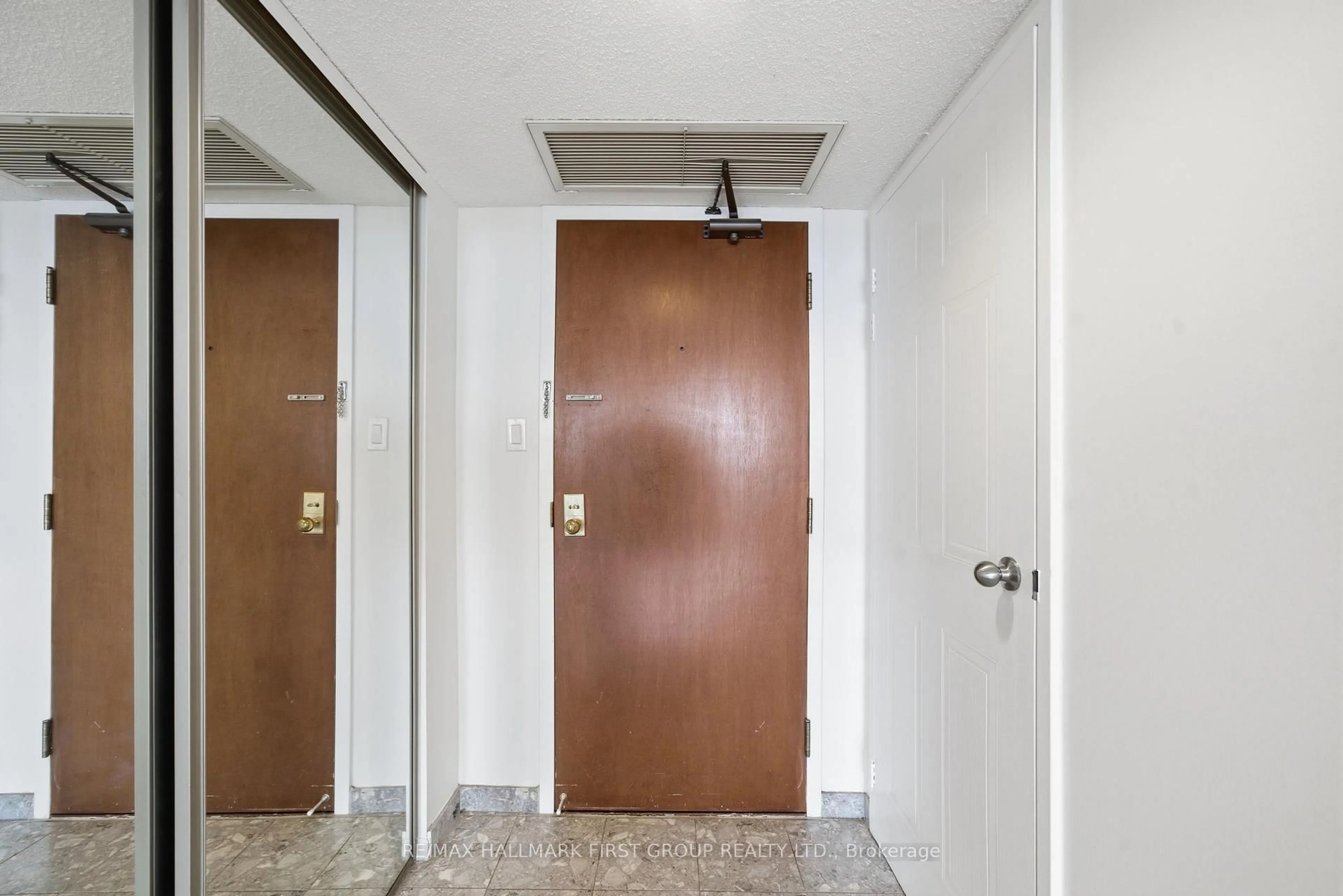 Indoor foyer for 150 Alton Towers Circ #908, Toronto Ontario M1V 4X7