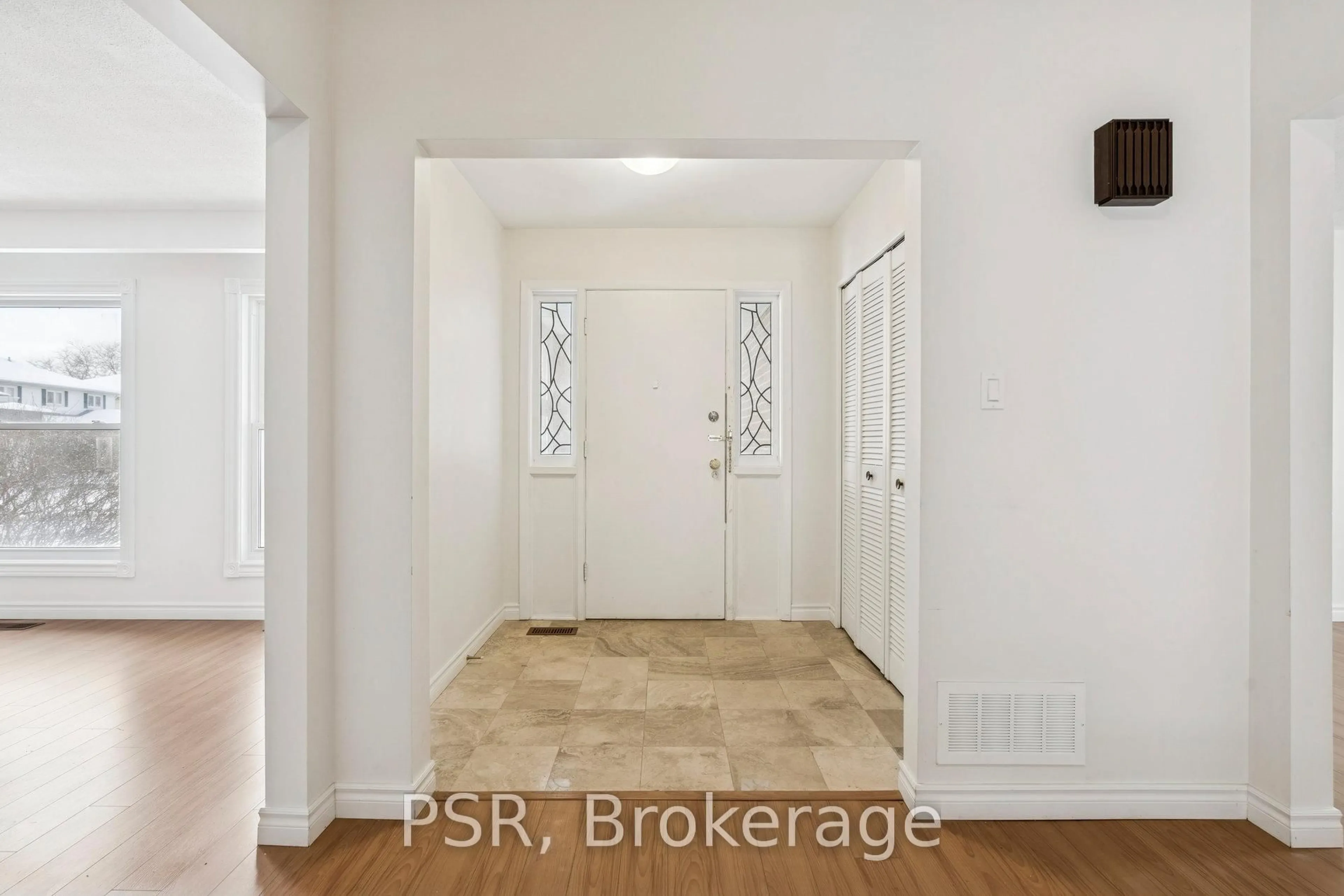 Indoor entryway for 27 Gloxinia Cres, Toronto Ontario M1W 2C3