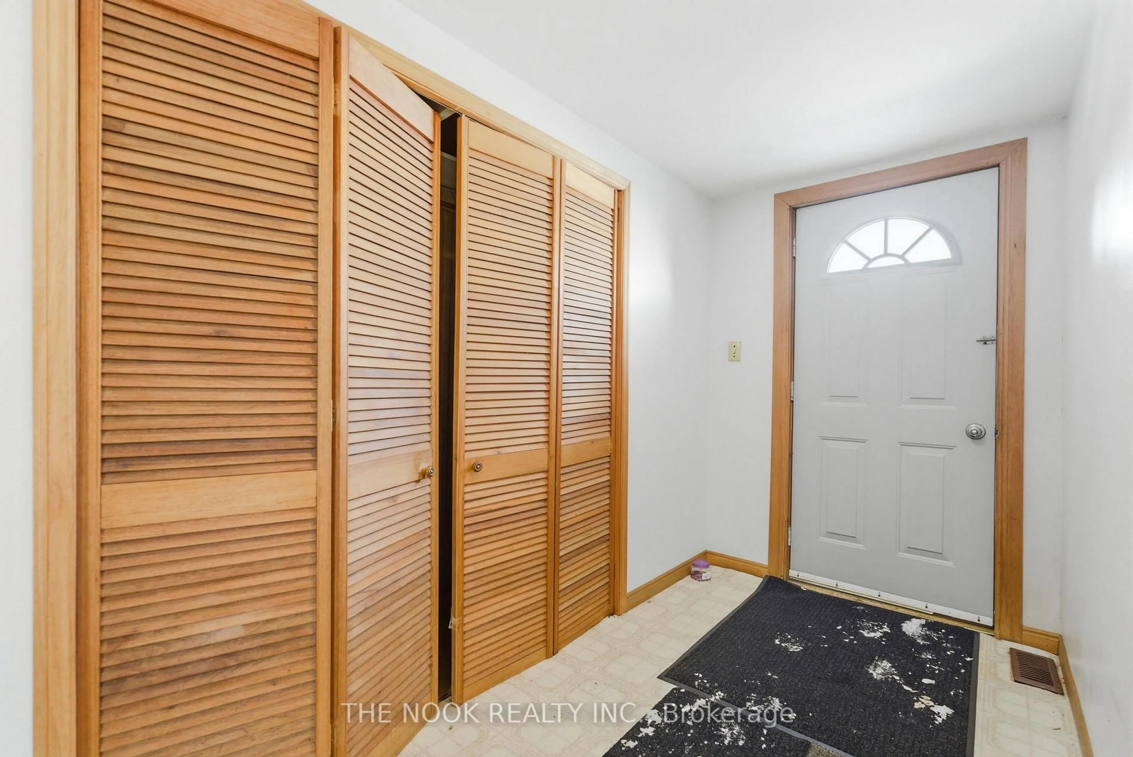 Indoor entryway for 16870 Nestleton Rd, Scugog Ontario L0B 1L0