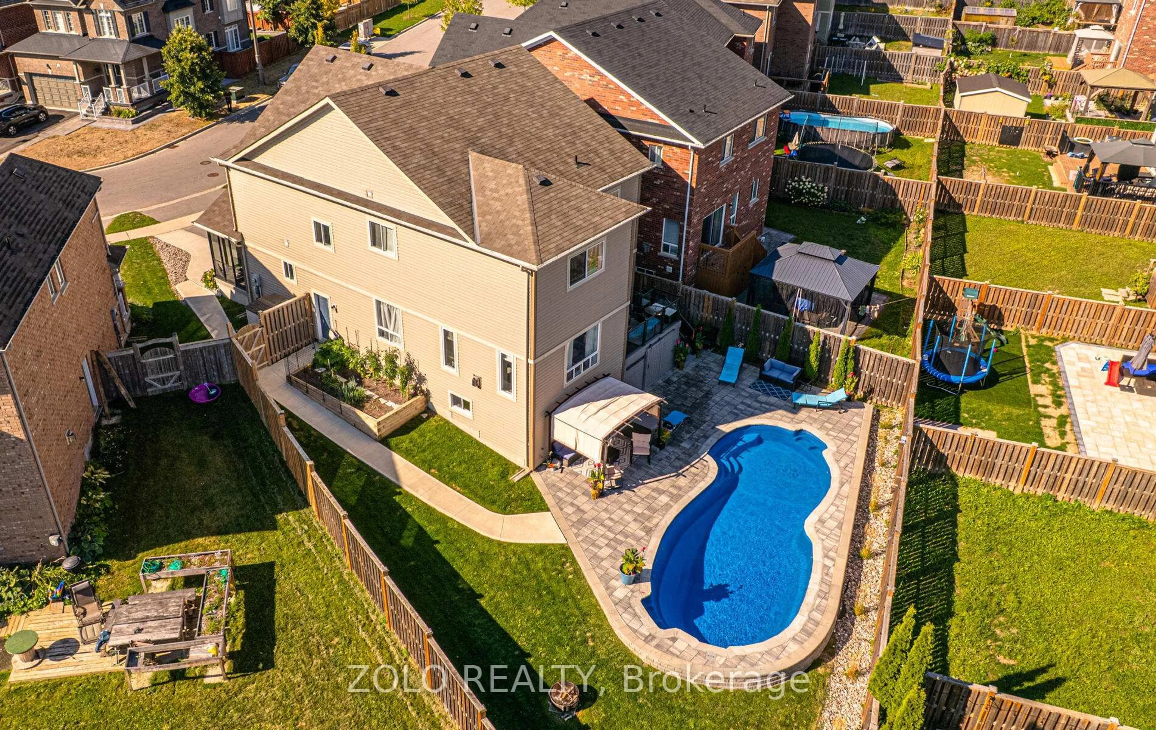 A pic from outside/outdoor area/front of a property/back of a property/a pic from drone, street for 504 Halo St, Oshawa Ontario L1H 7K4