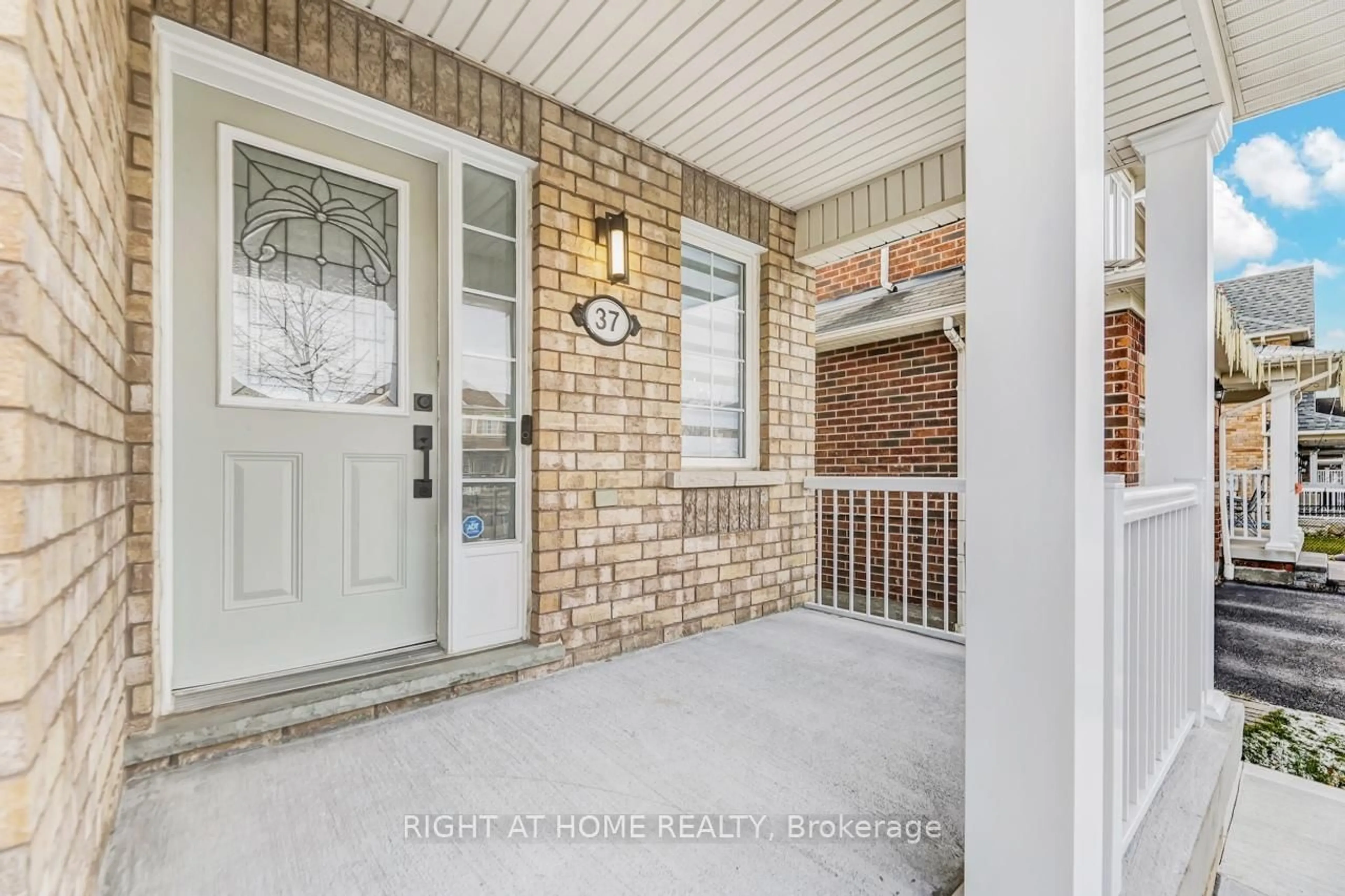 Indoor entryway for 37 Oceanpearl Cres, Whitby Ontario L1N 0C5