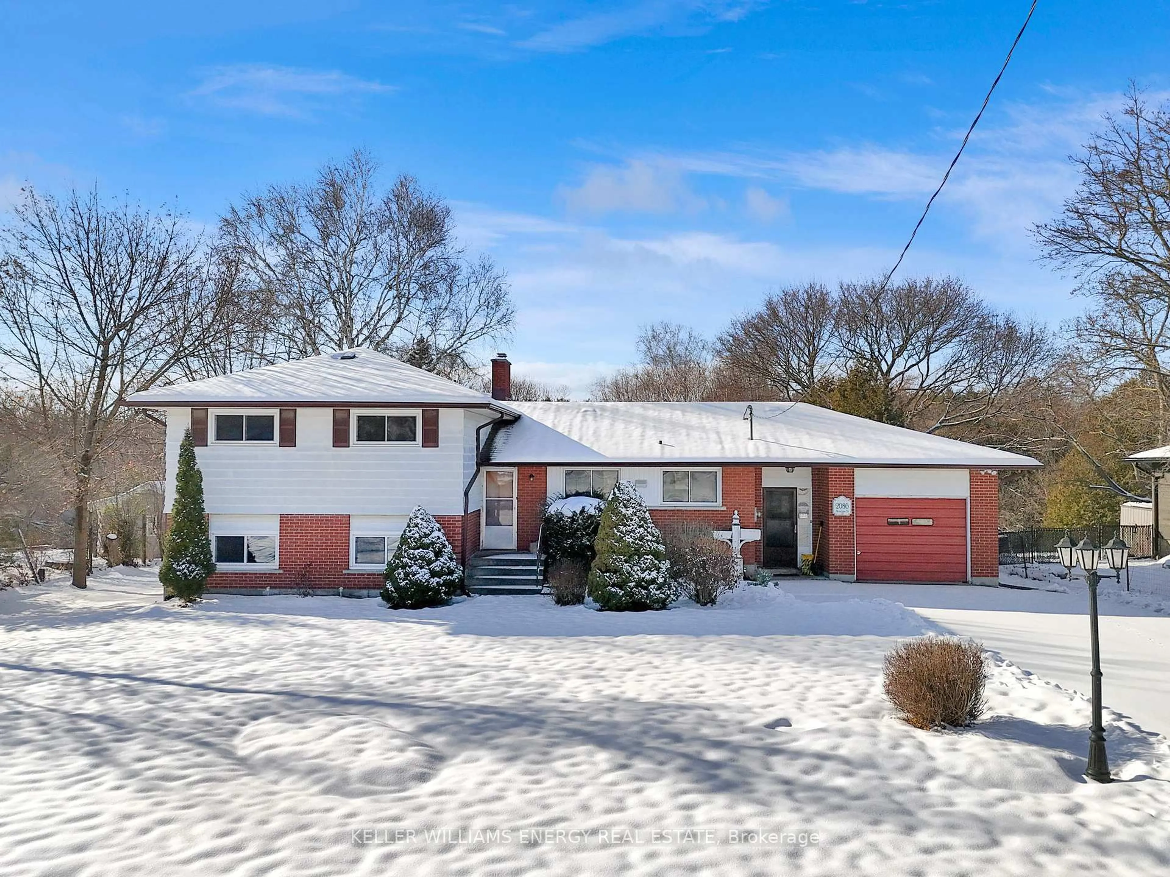 A pic from outside/outdoor area/front of a property/back of a property/a pic from drone, street for 2086 Avalon St, Oshawa Ontario L1L 1A7