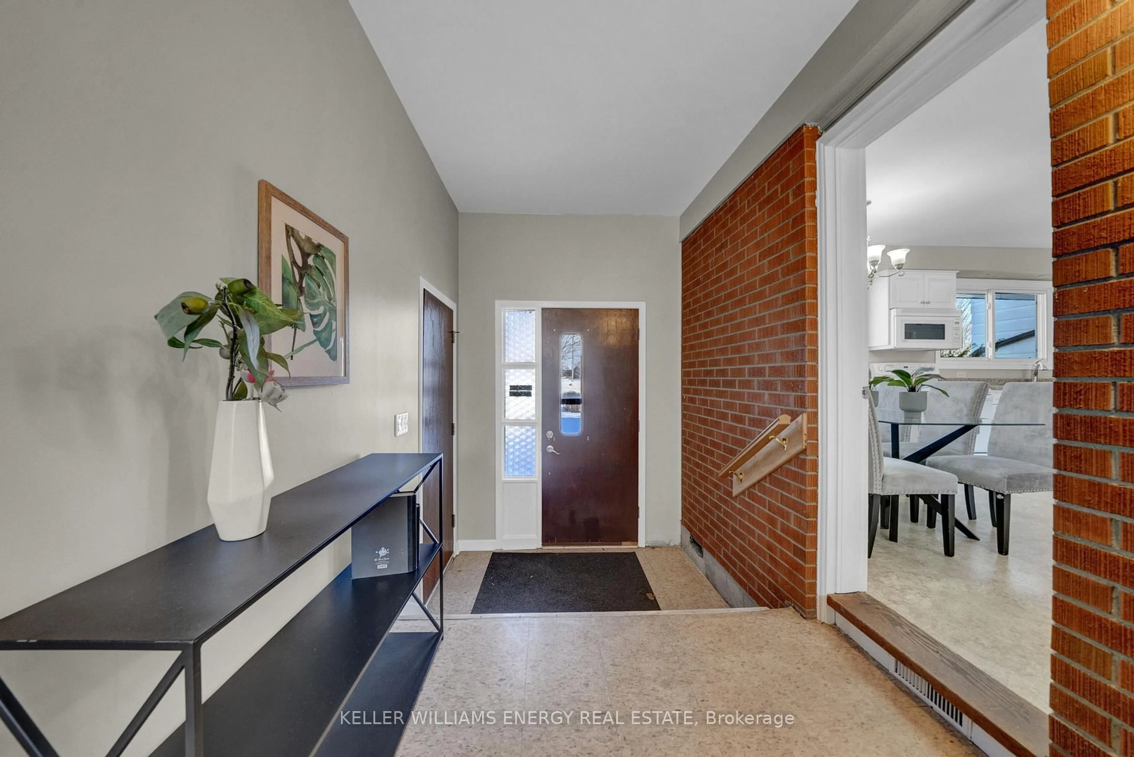 Indoor entryway for 2086 Avalon St, Oshawa Ontario L1L 1A7