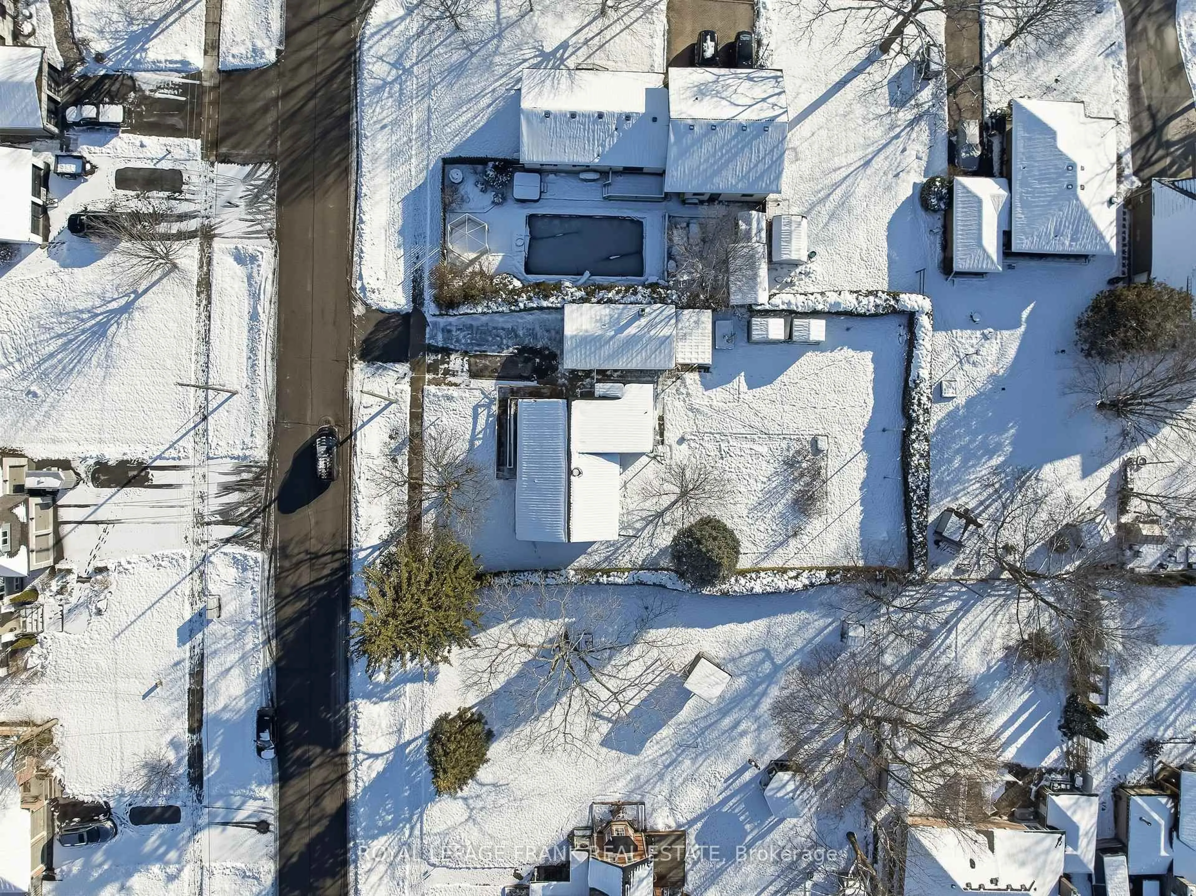 A pic from outside/outdoor area/front of a property/back of a property/a pic from drone, street for 56 Queen St, Whitby Ontario L1M 1C4