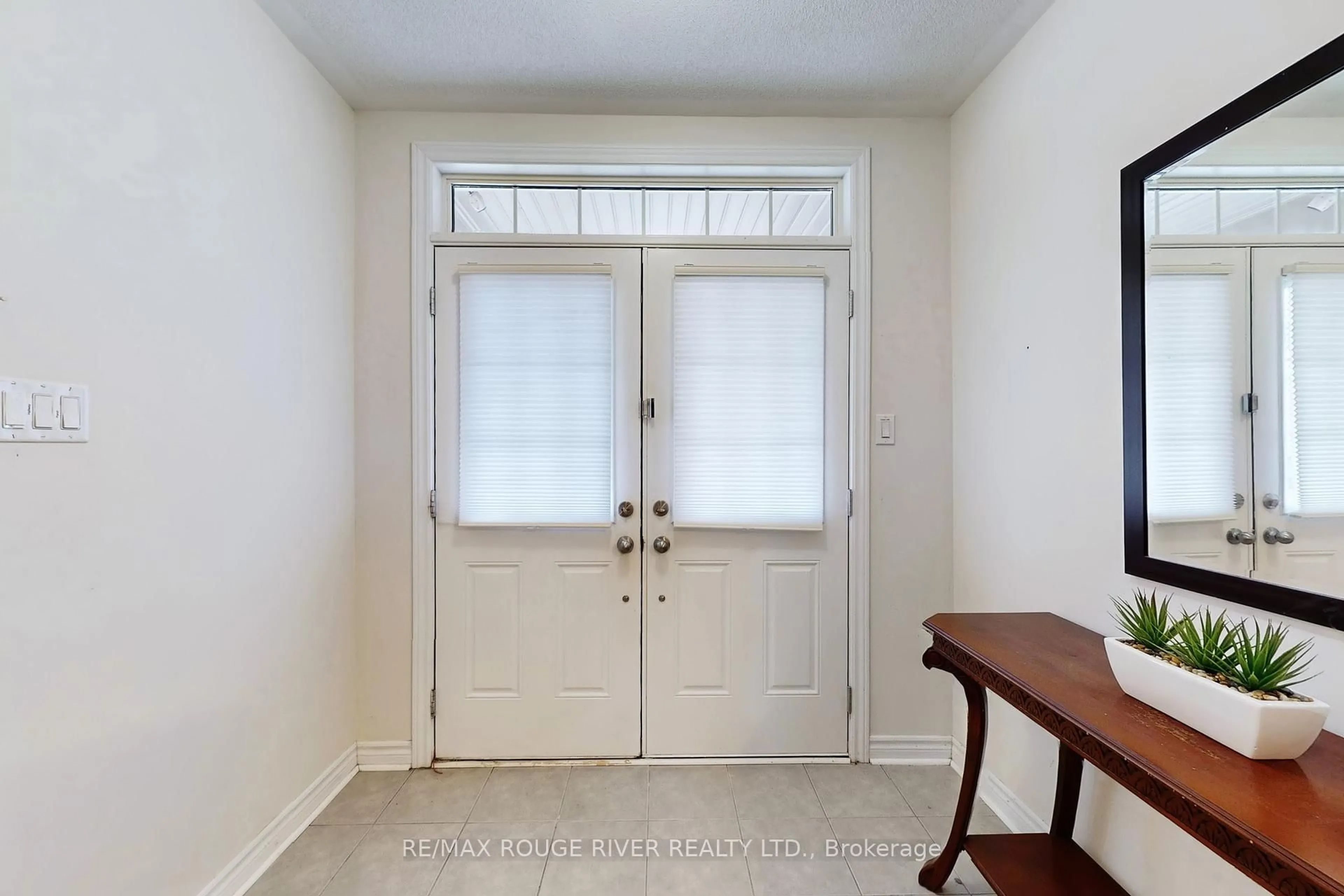 Indoor entryway for 15 Adanac Dr, Whitby Ontario L1N 0J4