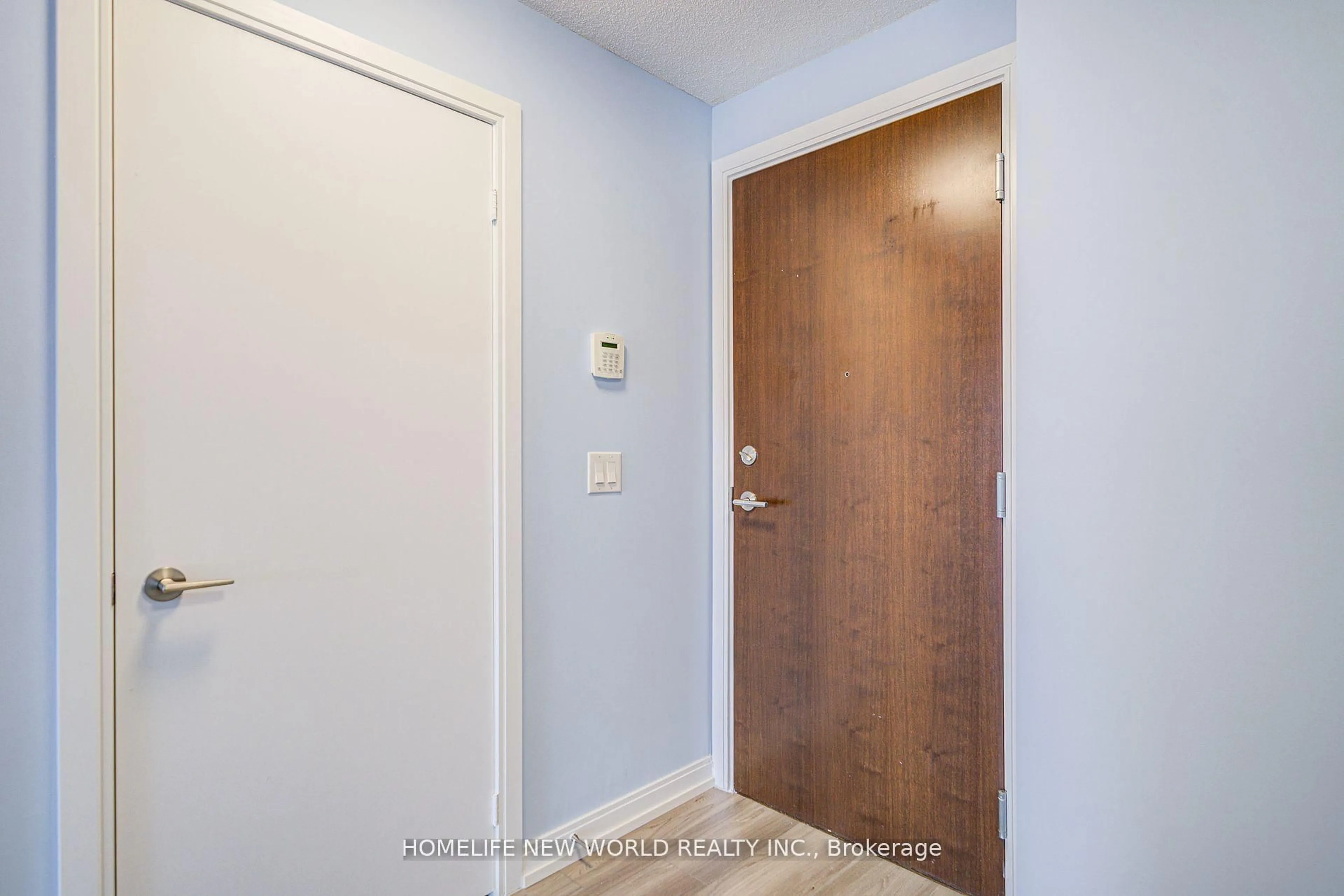 Indoor entryway for 181 Village Green Sq #1815, Toronto Ontario M1S 0K3